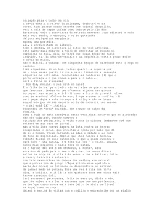 cerração para o banho de sol.
a névoa esmaia o relevo da paisagem, desbota-lhe as
cores. tudo parece coado através dum cristal despolido.
vejo a orla de capim tufada como debrum pelo fio dos
barrancos; vejo o roxo-terra da estrada esmaecer logo adiante; e nada
mais vejo senão, a espaços, o vulto gotejante
dalguns angiqueiros marginais.
agora, uma porteira.
ali, a encruzilhada do labrego.
tomo à destra, em direitura ao sítio do josé alvorada.
este barba-rala mora-me a jeito de empreitar um roçado no
capoeirão do bilu, nata da terra que pelas bocas do caeté
legítimo, (1) da unha-de-vaca(2) e da caquera(3) está a pedir foice
e covas de milho.
não é difícil a puxada: com cinqüenta braças de carreador boto a roça no
caminho.
três alqueires, só no bom. talvez quatro. a noventa por
um - nove vezes quatro trinta e seis; trezentos e sessenta
alqueires de oito mãos. descontadas as bandeiras (4) que o
porco estraga e o que comem a paca e o rato...
será a filha do alvorada?
- bom dia, menina! o pai está em casa?
É a filha única. pelo jeito não vai além de quatorze anos.
que frescura! lembra os pés d'avenca viçados nas grotas
noruegas. mas arredia e itê (5) como a fruta do gravatá. olhem
como se acanhou! d'olhos baixos, finge arrumar a rodilha. (6)
veio pegar água a este corrego e é milagre não se haver
esgueirado por detrás daquela moita de taquaris, ao ver-me.
- o pai está lá? - insisti.
respondeu um "está" enleado, sem erguer os olhos da
rodilha.
como a vida no mato asselvaja estas veadinhas! note-se que os alvoradas
não são caipiras. quando comprou a
situação dos periquitos, o velho vinha da cidade; lembro-me até que
entrava em sua casa um jornal.
mas a vida lhes correu áspera na luta contra as terras
ensapezadas e secas, que encurtam a renda por mais que dê
de si o homem. foram rareando as idas à cidade e ao cabo
de todo se suprimiram. depois que lhes nasceu a menina,
rebento floral em anos outoniços, e que a geada queimou o
café novo - uma tamina, (7) três mil pés - o velho, amuado,
nunca mais espichou o nariz fora do sítio.
se o marido deu assim em urumbeva, a mulher, essa
enraizou de peão para o resto da vida. costumava dizer:
mulher na roça vai à vila três vezes - uma a batizar, outra
a casar, terceira a enterrar.
com tais casmurrices na cabeça dos velhos, era natural
que a pobrezinha da pingo d'Água (tinha esse apelido a
maria das dores) se tolhesse na desenvoltura ao extremo
de ganhar medo às gentes. fora uma vez à vila com vinte
dias, a batizar. e já lá ia nos quatorze anos sem nunca mais
ter-se arredado dali.
ler? escrever? patacoadas, falta de serviço, dizia a mãe.
que lhe valeu a ela ler e escrever que nem uma professora,
se des'que casou nunca mais teve jeito de abrir um livro?
na roça, como na roça.
deixei a menina às voltas com a rodilha e embrenheime por um atalho
 