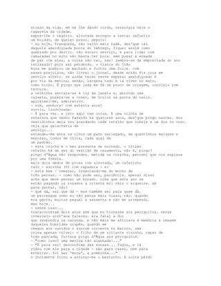 atraso da vida. em se lhe dando corda, ressurgia nele o
tagarela da cidade.
expus-lhe o negócio. alvorada enrugou a testa; refletiu
um bocado, de queixo preso. depois:
- eu hoje, franqueza, não valho mais nada. des'que caí
daquela amaldiçoada ponte do labrego, fiquei assim como
quebrado por dentro. não escoro serviço, e para lidar com
camaradas no eito não basta ter boca. sem puxar a enxada
de par com eles, a coisa não vai, não! lembra-se da empreitada do ano
retrasado? pois saí perdendo. o tranca do joão
mina me quebrou um machado e furtou uma foice. com
esses prejuízos, não livrei o jornal. desde então fiz cruz em
serviço alheio. se ainda teimo neste sapezal amaldiçoado é
por via da menina; senão, largava tudo e ia viver no mato,
como bicho. É pingo que inda me dá um pouco de coragem, concluiu com
ternura.
a velhinha sentara-se à luz da janela e, abrindo uma
caixeta, pusera-se a coser, de óculos na ponta do nariz.
aproximei-me, admirativo.
- sim, senhora! com setenta anos!
sorriu, lisonjeada.
- É para ver. e isto aqui tem coisa. É uma colcha de
retalhos que venho fazendo há quatorze anos, des'que pingo nasceu. dos
vestidinhos dela vou guardando cada retalho que sobeja e um dia os coso.
veja que galantaria de
serviço...
estendeu-me ante os olhos um pano variegado, de quadrinhos maiores e
menores, todos de chita, cada qual de
um padrão.
- esta colcha é o meu presente de noivado. o último
retalho há de ser do vestido de casamento, não é, pingo?
pingo d'Água não respondeu. metida na cozinha, percebi que nos espiava
por uma fresta.
mais dois dedos de prosa com alvorada, um cafezinho
ralo - escolha (8) com rapadura - e:
- está bem - rematei, levantando-me do mocho de
três pernas. - como não pode ser, paciência. apesar disso
acho que deve pensar um bocado. olhe que este ano se
estão pagando os roçados a oitenta mil réis o alqueire. dá
para ganhar, não?
- que dá, sei que dá - mas também sei para quem dá.
um perrengue como eu não pensa mais nisso, não. quando
era gente, muitos peguei a sessenta e não me arrependi.
mas hoje...
- nesse caso...
transcorreram dois anos sem que eu tornasse aos periquitos. nesse
intervalo sinh'ana faleceu. era fatal a dor
que respondia na cacunda. e não mais me aflorava à memória a imagem
daqueles humildes urupês, quando me
chegou aos ouvidos o zunzum corrente no bairro, uma
coisa apenas crível: o filho de um sitiante vizinho, rapaz de
todo pancada, furtara pingo d'Água aos periquitos.
- "como isso? uma menina tão acanhada!..."
- "É para ver! desconfiem das sonsas... fugiu, e lá
rodou com ele para a cidade - não para casar, nem para
enterrar. foi ser 'moça', a pombinha..."
o incidente ficou a azoinar-me o bestunto. À noite perdi
 