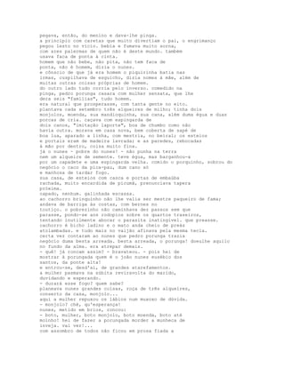 pegava, então, do menino e dava-lhe pinga.
a princípio com caretas que muito divertiam o pai, o engrimanço
pegou lesto no vício. bebia e fumava muito sorna,
com ares palermas de quem não é deste mundo. também
usava faca de ponta à cinta.
homem que não bebe, não pita, não tem faca de
ponta, não é homem, dizia o nunes.
e cônscio de que já era homem o piquirinha batia nas
irmas, cuspilhava de esguicho, dizia nomes à mãe, além de
muitas outras coisas próprias de homem.
do outro lado tudo corria pelo inverso. comedido na
pinga, pedro porunga casara com mulher sensata, que lhe
dera seis "famílias", tudo homem.
era natural que prosperasse, com tanta gente no eito.
plantava cada setembro três alqueires de milho; tinha dois
monjolos, moenda, sua mandioquinha, sua cana, além duma égua e duas
porcas de cria. caçava com espingarda de
dois canos, "imitação laporte", boa de chumbo como não
havia outra. morava em casa nova, bem coberta de sapé de
boa lua, aparado a linha, com mestria, no beiral; os esteios
e portais eram de madeira lavrada; e as paredes, rebocadas
à mão por dentro, coisa muito fina.
já o nunes - pobre do nunes! - não punha na terra
nem um alqueire de semente. teve égua, mas barganhou-a
por um capadete e uma espingarda velha. comido o porquinho, sobrou do
negócio o caco da pica-pau, dum cano só
e manhosa de tardar fogo.
sua casa, de esteios com casca e portas de embaúba
rachada, muito encardida de picumã, prenunciava tapera
próxima.
capado, nenhum. galinhada escassa.
ao cachorro brinquinho não lhe valia ser mestre paqueiro de fama;
andava de barriga às costas, com bernes no
toutiço. o pobrezinho não caminhava dez passos sem que
parasse, pondo-se aos rodopios sobre os quartos traseiros,
tentando inutilmente abocar o parasita inatingível. que preasse.
cachorro é bicho ladino e o mato anda cheio de preás
atolambadas. e tudo mais no vaijão afinava pela mesma tecla.
certa vez contaram ao nunes que pedro porunga trazia
negócio duma besta arreada. besta arreada, o porunga! doeulhe aquilo
no fundo da alma. era atrepar demais.
- quê! já roncam assim? - bravateou. - pois hei de
mostrar à porungada quem é o joão nunes eusébio dos
santos, da ponte alta!
e entrou-se, desd'aí, de grandes atarefamentos.
a mulher pasmava na súbita reviravolta do marido,
duvidando e esperando.
- durará esse fogo? quem sabe?
planeava nunes grandes coisas, roça de três alqueires,
conserto da casa, monjolo...
aqui a mulher repuxou os lábios num muxoxo de dúvida.
- monjolo? ché, qu'esperança!
nunes, metido em brios, roncou:
- boto, mulher, boto monjolo, boto moenda, boto até
moinho! hei de fazer a porungada morder a munheca de
inveja. vai ver!...
com assombro de todos não ficou em prosa fiada a
 