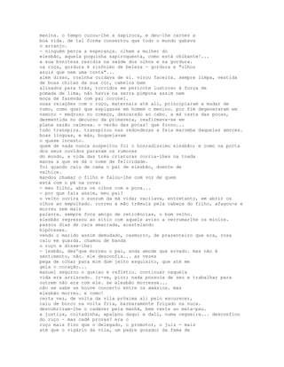 menina. o tempo curou-lhe a sapiroca, e deu-lhe carnes a
boa vida. de tal forma consertou que todo o mundo gabava
o arranjo.
- ninguém perca a esperança. olhem a mulher do
elesbão, aquela poquinha sapiroquenta, como está chibante!...
a sua boniteza residia na saúde dos olhos e na gordura.
na roça, gordura é sinônimo de beleza - gordura e "olhos
azuis que nem uma conta"...
além disso, rosinha cuidava de si. virou faceira. sempre limpa, vestida
de boas chitas da sua cor, cabelos bem
alisados para trás, torcidos em pericote lustroso à força de
pomada de lima, não havia na serra pimpona assim nem
moça de fazenda com pai coronel.
suas relações com o ruço, maternais até ali, principiaram a mudar de
rumo, como quer que espigasse em homem o menino. por fim degeneraram em
namoro - medroso no começo, descarado ao cabo. a má casta das pocas,
desmentida no decurso da primavera, reafirmava-se em
plena sazão calmosa. o verão das pocas! que forno...
tudo transpira. transpirou nas redondezas a feia maromba daqueles amores.
boas línguas, e más, boquejavam
o quase incesto.
quem de nada nunca suspeitou foi o honradíssimo elesbão; e como na porta
dos seus ouvidos paravam os rumores
do mundo, a vida das três criaturas corria-lhes na toada
mansa a que se dá o nome de felicidade.
foi quando caiu de cama o pai de elesbão, doente de
velhice.
mandou chamar o filho e falou-lhe com voz de quem
está com o pé na cova:
- meu filho, abra os olhos com a poca...
- por que fala assim, meu pai?
o velho ouvira o zunzum da má vida; vacilava, entretanto, em abrir os
olhos ao empulhado. correu a mão trêmula pela cabeça do filho, afagou-a e
morreu sem mais
palavra. sempre fora amigo de reticências, o bom velho.
elesbão regressou ao sítio com aquele aviso a verrumarlhe os miolos.
passou dias de cara amarrada, acastelando
hipóteses.
vendo o marido assim demudado, casmurro, de prazenteiro que era, rosa
caiu em guarda. chamou de banda
o ruço e disse-lhe:
- lesbão, des'que morreu o pai, anda amode que ervado. mas não é
sentimento, não. ele desconfia... as vezes
pega de olhar para mim dum jeito esquisito, que até me
gela o coração...
manuel segurou o queixo e refletiu. continuar naquela
vida era arriscado. ir-se, pior; nada possuía de seu e trabalhar para
outrem não era com ele. se elesbão morresse...
não se sabe se houve concerto entre os amásios. mas
elesbão morreu. e como!
certa vez, de volta da vila próxima ali pelo escurecer,
caiu de borco na volta fria, barbaramente foiçado na nuca.
descobriram-lhe o cadáver pela manhã, bem rente ao mata-pau.
a justiça, coitadinha, apalpou daqui e dali, numa cegueira... desconfiou
do ruço - mas cadê provas? era o
ruço mais fino que o delegado, o promotor, o juiz - mais
até que o vigário da vila, um padre gozador da fama de
 