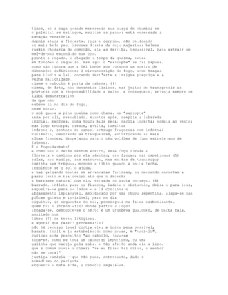tiros, só a caça grande merecendo sua carga de chumbo; se
o palmital se extingue, exultam as pacas: está encerrada a
estação venatória.
depois ataca a floresta. roça e derruba, não perdoando
ao mais belo pau. Árvores diante de cuja majestosa beleza
ruskin choraria de comoção, ele as derriba, impassível, para extrair um
mel-de-pau escondido num oco.
pronto o roçado, e chegado o tempo da queima, entra
em funções o isqueiro. mas aqui o "sarcopte" se faz raposa.
como não ignora que a lei impõe aos roçados um aceiro de
dimensões suficientes à circunscrição do fogo, urde traças
para iludir a lei, cocando dest'arte a insigne preguiça e a
velha malignidade.
cisma o caboclo à porta da cabana. (4)
cisma, de fato, não devaneios líricos, mas jeitos de transgredir as
posturas com a responsabilidade a salvo. e consegue-o. arranja sempre um
álibi demonstrativo
de que não
esteve lá no dia do fogo.
onze horas.
o sol quase a pino queima como chama. um "sarcopte"
anda por ali, ressabiado. minutos após, crepita a labareda
inicial, medrosa, numa touça mais seca; oscila incerta; ondeia ao vento;
mas logo encorpa, cresce, avulta, tumultua
infrene e, senhora do campo, estruge fragorosa com infernal
violência, devorando as tranqueiras, esturricando as mais
altas frondes, despejando para o céu golfões de fumo estrelejado de
faíscas.
É o fogo-de-mato!
e como não o detém nenhum aceiro, esse fogo invade a
floresta e caminha por ela adentro, ora frouxo, nas capetingas (5)
ralas, ora maciço, aos estouros, nas moitas de taquaruçu;
caminha sem tréguas, moroso e tíbio quando a noite fecha,
insolente se o sol o ajuda.
e vai galgando montes em arrancadas furiosas, ou descendo encostas a
passo lento e traiçoeiro até que o detenha
a barragem natural dum rio, estrada ou grota noruega. (6)
barrado, inflete para os flancos, ladeia o obstáculo, deixa-o para trás,
esgueira-se para os lados - e lá continua o
abrasamento implacável. amordaçado por uma chuva repentina, alapa-se nas
piÚcas quieto e invisível, para no dia
seguinte, ao esquentar do sol, prosseguir na faina carbonizante.
quem foi o incendiário? donde partiu o fogo?
indaga-se, descobre-se o nero: é um urumbeva qualquer, de barba rala,
amoitado num
litro (7) de terra litigiosa.
e agora? que fazer? processá-lo?
não há recurso legal contra ele. a única pena possível,
barata, fácil e já estabelecida como praxe, é "tocá-lo".
curioso este preceito: "ao caboclo, toca-se
toca-se, como se toca um cachorro importuno, ou uma
galinha que vareja pela sala. e tão afeito anda ele a isso,
que é comum ouvi-lo dizer: "se eu fizer tal coisa, o senhor
não me toca?"
justiça sumária - que não pune, entretanto, dado o
nomadismo do paciente.
enquanto a mata arde, o caboclo regala-se.
 