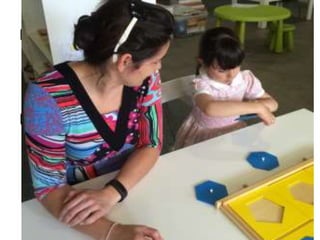 Le rôle de l’éducateur est de guider les
enfants dans leur intérêt et de préparer
l’environnement à cet effet.
Loin d'être passive, son attitude est celle
d'un observateur attentif : en respectant
le caractère, la personnalité et le rythme
de chacun, l'éducateur tient en éveil chez
l'enfant son besoin naturel d'auto -
perfection.
 