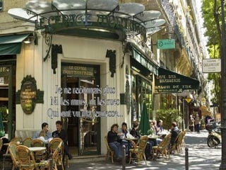 Je ne reconnais plus  Ni les murs, ni les rues  Qui ont vu ma jeunesse...  