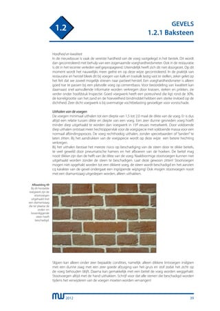 2012
GEVELS
1.2.1 Baksteen
1.2
Hardheid en kwaliteit
In de nieuwbouw is vaak de vereiste hardheid van de voeg vastgelegd in het bestek. Dit wordt
dan gecontroleerd met behulp van een zogenaamde voeghardheidsmeter. Ook in de restauratie
is dit in het recente verleden wel gepropageerd. Uiteindelijk heeft zich dit niet doorgezet. Op dit
moment wordt het nauwelijks meer geëist en op deze wijze gecontroleerd. In de praktijk van
restauratie en herstel bleek dit bij voegen van kalk en traskalk lastig vast te stellen, zeker gelet op
het feit dat we zoveel mogelijk streven naar partieel herstel. Een voeghardheidsmeter is alleen
goed toe te passen bij een platvolle voeg op cementbasis. Voor beoordeling van kwaliteit kan
daarnaast snel aanvullende informatie worden verkregen door krassen, steken en prikken, zie
verder onder hoofdstuk Inspectie. Goed voegwerk heeft een poreusheid die ligt rond de 30%,
de korrelgrootte van het zand en de hoeveelheid bindmiddel hebben een sterke invloed op de
dichtheid. Zeer dicht voegwerk is bij overmatige vochtbelasting gevoeliger voor vorstschade.
Uithalen van de voegen
De voegen minimaal uithalen tot een diepte van 1,5 tot 2,0 maal de dikte van de voeg. Er is dus
altijd een relatie tussen dikte en diepte van een voeg. Een zeer dunne gesneden voeg hoeft
minder diep uitgehaald te worden dan voegwerk in 15e eeuws metselwerk. Door voldoende
diep uithalen ontstaat meer hechtoppervlak voor de voegspecie met voldoende massa voor een
normaal afbindingsproces. De voeg rechthoekig uithalen, zonder speciebaarden of “tanden” te
laten zitten. Bij het aandrukken van de voegspecie wordt op deze wijze een betere hechting
verkregen.
Bij het uithalen bestaat het meeste risico op beschadiging van de steen door te dikke beitels,
te veel geweld door pneumatische hamers en het afboeren van de hoeken. De beitel mag
nooit dikker zijn dan de helft van de dikte van de voeg. Naaldvormige stootvoegen kunnen niet
uitgehaald worden zonder de steen te beschadigen. Laat deze gewoon zitten! Stootvoegen
mogen niet opgehakt worden tot een dikkere voeg, de steen wordt beschadigd en het aanzien
cq karakter van de gevel ondergaat een ingrijpende wijziging! Ook mogen stootvoegen nooit
met een diamantzaag uitgeslepen worden, alleen uithakken.
Afbeelding 49
Bij dit herstelde
voegwerk zijn de
stootvoegen
uitgehaald met
een diamantzaag
die ter plaatse de
onder- en
bovenliggende
steen heeft
beschadigd.
Slijpen kan alleen onder zeer bepaalde condities, namelijk: alleen dikkere lintvoegen inslijpen
met een dunne zaag met een zeer goede afzuiging van het gruis en stof zodat het zicht op
de voeg behouden blijft. Daarna kan gemakkelijk met een beitel de voeg worden weggehakt.
Stootvoegen altijd met de hand uithakken. Schrijf voor dat alle stenen die beschadigd worden
tijdens het verwijderen van de voegen moeten worden vervangen!
39
 