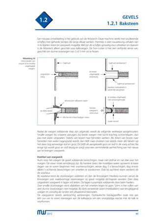 2012
GEVELS
1.2.1 Baksteen
1.2
Een nieuwe ontwikkeling is het gebruik van de Arbotech. Deze machine werkt met oscillerende
schijfjes met geharde tandjes die langs elkaar werken. Hiermee is zeer nauwkeurig uithalen van
in te boeten steen en voegwerk mogelijk. Wel zijn de schijfjes gevoelig voor uitbreken en daarom
is de Arbotech alleen geschikt voor kalkvoegen. De Fein-cutter is hier een verfijnde versie van,
geschikt om dunne snijvoegen van 2 of 3 mm uit te frezen.
Afbeelding 50
Doorsneden van
onjuist of te ondiep
uitgehaalde
voegen.
uitgesleten
voeg
bakhuid bakhuid verdwenen!
te breed
uitgehaalde
stootvoeg
bakhuid verdwenen!
karakter metselwerk is
wezenlijk aangetast
nieuwe
voegwerk
vriest eruit
te ondiep uitgehaald,
niet schoongemaakt
oude mortel
afscherven/ afboeren steen
afscherven/ beschadigen steen
te dikke beitel
Nadat de voegen voldoende diep zijn uitgehakt, wordt de volgende werkwijze aangehouden:
Smalle voegen bij snijwerk uitzuigen, bij brede voegen met lucht krachtig schoonblazen, dan
pas met water uitspoelen. Steeds van boven naar beneden werken. Als direct van boven naar
beneden met water nagespoeld wordt, dan blijft naar onderen toe steeds meer slib kleven op
het daar nog aanwezige stof en gruis. Dit blijft als aangekoekt gruis en stof in de voeg achter. Na
enige tijd wordt gruis en stof droog en zorgt voor een verminderde aanhechting van het nieuw
aan te brengen voegwerk.
Inzetten van voegwerk
Ruim voor het voegen de gevel voldoende bevochtigen, maar niet drijfnat en nat vlak voor het
voegen. De steen moet winddroog zijn. Bij hardere steen die moeilijker water opneemt al twee
dagen van te voren beginnen met voorbevochtigen; eerste dag 3 x bevochtigen; dag ervoor
alleen ‘s ochtends bevochtigen om smetten te voorkomen. Ook bij zachtere steen verdient dit
de voorkeur.
Bij voorkeur eerst de stootvoegen volzetten en dan de lintvoegen! Hierdoor kunnen vanuit de
lintvoegen ook naaldvormige stootvoegen zo goed mogelijk dichtgezet worden. Zeer diep
uitgesleten voegwerk in lagen vol zetten. De lagen tussentijds voldoende door laten harden.
Zeer smalle stootvoegen eerst afplakken om het smetten tegen te gaan. Soms is het vullen van
zeer dunne stootvoegen niet mogelijk. Bij sterk verweerde steen (meelzakken) wat terugliggend
voegen en zonodig de randen iets afwaterend besnijden.
De voegspecie steeds aardvochtig aanbrengen. Hydraulische toeslagstoffen zoals tras pas
één uur van te voren toevoegen aan de kalkspecie om een vroegtijdige reactie met de kalk te
voorkomen.
40
 