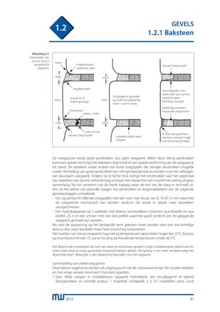 2012
GEVELS
1.2.1 Baksteen
1.2
De voegspecie vooral goed aandrukken, dus geen veegwerk. Alleen door stevig aandrukken
komt een goede hechting met baksteen, legmortel en een goede verdichting van de voegspecie
tot stand. Dit betekent onder andere een korte voegspijker die steviger aandrukken mogelijk
maakt. Het belang van goed aandrukken kan niet genoeg benadrukt worden voor het verkrijgen
van duurzaam voegwerk. Strijken bij te lichte druk brengt het bindmiddel naar het oppervlak
toe, waardoor een dunne verharde laag ontstaat met daarachter een mortel met weinig of geen
samenhang. Na het verweren van de harde toplaag waait de rest van de voeg er versneld uit.
Om na het zetten van platvolle voegen het aandrukken te vergemakkelijken zijn de volgende
gereedschappen ontwikkeld:
-	 Een op perslucht trillende voegspijker met een voet naar keuze van 8, 10 of 12 mm waarmee
	 de voegmortel mechanisch kan worden verdicht. Dit wordt in steeds meer bestekken
	 voorgeschreven.
-	 Een nastrijkapparaat op 2 wieletjes met diverse verwisselbare schoenen qua breedte en qua
	 profiel. Zo is er een schoen met een bol profiel waarmee goed verdicht iets terugliggende
	 voegwerk gemaakt kan worden.
Als voor de aanpassing op het bestaande werk gekozen moet worden voor een wat korrelige
textuur, dan nooit borstelen maar heel voorzichtig tamponeren.
Het inzetten van nieuw voegwerk mag niet bij temperaturen geschieden hoger dan 25°C, bij kans
op (nacht)vorst binnen 72 uur en bij lang aanhoudende temperaturen onder de 5°C.
N.B. Bedenk dat metselwerk dat sterk aan weer en wind bloot gesteld is zoals middeleeuwse stadsmuren en
torens bijna altijd al enige generaties voegwerk hebben gehad. Het gevolg is een sterk verwijde voeg met
afgeronde steen. Belangrijk is dan afwaterend besnijden van het voegwerk.
Samenstelling van enkele voegspecies
Deze dienen opgevat te worden als uitgangspunt niet als vaststaand recept. Per situatie bekijken
en met enige variatie minimaal 3 monsters opzetten.
1.	Voor dikke voegen in middeleeuws opgaand metselwerk, iets terugliggend of platvol
	 doorgestreken en tamelijk poreus: 1 maatdeel schelpkalk, 2 à 2,5 maatdelen zand. Zand
Afbeelding 51
Doorsneden van
juist en onjuist
aangebracht
voegwerk.
voeg
losgekrompen
door afspoelen met
water, blijft gruis achter,
waardoor geen
hechting ontstaat!
onjuist en te
breed gevoegd
zanderige onsamen-
hangende voegmortel
losgekrompen
verbrandt vaak!
voeg
voeg
voeg
steen steen
te veel doorgestreken,
hierdoor ontstaat huidje
met teveel bindmiddel
nieuwe“veegmortel”
nieuwe“veeg”mortel
oude mortel
terugliggend gevoegd
bij oude wat afgeronde
steen = dunne voeg
voegwerk altijd haaks
uithalen
krimpnaad
water + holte
water
41
 