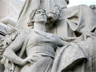 A su lado, con paso decidido, camina una mujer,  