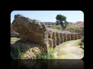    Construït al s. I dC fora de la muralla.
   Tenia un aforament d’entre 15.000 i
    30.000 persones i feia 422 x 112 metres.
   Es creu que no era va ser utilitzat per
    naumàquies.
    Per les dimensions del circ es suposa que
    Toletum era una ciutat important.
 