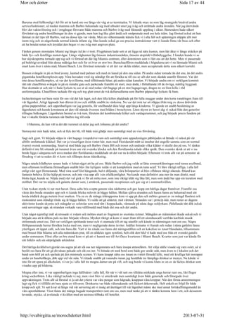 Barerna stod fullkomligt i kö för att ta hand om oss längs vår väg ut ur terminalen. Vi hittade strax en som låg strategiskt bredvid andra
servicefunktioner, så medan mamma och Barbro bekantade sig med utbudet smet jag iväg och uträttade andra ärenden. När jag återvände
blev det vaktavlösning och i omgångar försvann både mamma och Barbro iväg med liknande uppdrag i siktet. Bartendern hade säkert
förväntat sig andra beställningar än den vi gjorde, men han log lika glatt ändå och småpratade med oss hela tiden. Jag förstod också att han
lämnat en del tips till Barbro, vad nu dessa tips var värda. Men en välkomnande känsla fick vi i alla fall och spänningen släppte allt mer
inom mig och en någorlunda normal känsla infann sig. Han kunde också ge oss precisa instruktioner vart vi kunde finna vår buss och efter
att ha betalat notan och kryddat den begav vi oss iväg mot angiven plats.
Färden genom storstaden Miami tog längre tid än vi trott. Flygplatsen hade sett ut att ligga så nära kusten, men här åkte vi långa sträckor på
både fyr- och femfiliga motorvägar. Längs vägkanten låg ömsom industriområden, ömsom utspridd villabebyggelse. I fonden kunde vi se
hur skyskraporna tornade upp sig och vi förstod att där låg Miamis centrum, eller downtown som vi lärt oss att det hette. Men vi passerade
på behörigt avstånd från dessa mäktiga hus och for ut över en stor bro. Busschauffören meddelade i högtalarna att vi nu lämnade Miami och
snart kom över i nästa stad, Miami Beach. Lite förvånat noterade vi att det var skilda städer, men accepterade detta som säkert korrekt.
Bussen svängde in på en bred aveny, kantad med palmer och med en kanal på den ena sidan. På andra sidan tornade än det ena, än det andra
gigantiska hotellkomplexen upp. Våra huvuden vred sig ständigt för att försöka ta till oss av allt det som skedde utanför fönstret. Var det
inte dessa hotellkomplex, så var det lyxvillorna, med tillhörande båtar, på andra sidan kanalen. Vi började undra om vi verkligen kommit
rätt när chauffören svängde in på en mindre gata och parkerade framför ett stort, men ändå, i förhållande till de övriga, måttlig byggnad.
Han skuttade ut och när vi hade lyckats ta oss ut så stod redan vårt bagage på en stor bagagevagn, dragen av en liten kille i röd
uniformsjacka. Chauffören tackade för sig och tog glatt emot de två dollarsedlarna som Barbro påpassligt lyckats få fram.
Incheckningen var bara rutin för oss vid det här laget, och den lilla killen pladdrade på för fulla muggar under den korta vandringen fram till
vår lägenhet. Artigt öppnade han dörren åt oss och ställde snabbt in väskorna. Nu var det min tur att släppa ifrån mig av dessa åtråvärda
gröna pappersbitar, och uppenbarligen var jag generös, för smilbandet åkte högt upp längs kinderna. Vi gjorde en snabb besiktning av
lägenheten och kunde konstatera att den väl stämde överens med bilden i broschyren. Liten skymt av havet såg vi också från den generöst
tilltagna balkongen. Lägenheten bestod av två rum, förutom det kombinerade köket och vardagsrummet, och jag började precis fundera på
hur vi skulle fördela rummen när Barbro tog till orda
Mamma, du kan väl ta det där rummet så delar jag och Johanna på det andra?
Storasyster min hade talat, och så fick det bli, till både min glädje men samtidigt med en viss förvåning.
Sagt och gjort. Vi började släpa in vårt bagage i respektive rum och samtidigt som uppackningen påbörjades så lättade vi också på vår
alltför omfattande klädsel. Det var ju visserligen även vinter här, men med Floridamått mätt så innebar det ungefär samma som en normal
(varm) svensk sommardag. Snart så stod både jag och Barbro i bara BH och trosor och undrade vilka kläder vi skulle dra på oss. Vi tänkte
definitivt inte bli sittande på rummet även om vår svenska klocka och den floridianska talade olika språk. Den svenska skrek ut att vi nu
borde ligga i sängarna och sova medan den floridianska meddelade att det var nu kvällen började. Eftersom vi trots allt var på semester så
föredrog vi att ta seden dit vi kom och tillämpa deras tideräkning.
Några ratade klädbyten senare hade vi hittat något att ha på oss. Både Barbro och jag valde ut lätta sommarklänningar med tunna axelband,
men eftersom kvällarna förmodligen snabbt blev lite kyligare valde vi att komplettera med en tunn scarf. Vi blev riktigt raffiga, i alla fall
enligt vårt eget förmenande. Med våra scarf löst hängande, halvt döljande, våra bröstpartier så blev effekten riktigt slående. Ibland kan
fantasin behöva få lite hjälp på traven, och inte visa upp allt i sin ofullkomlighet. Nu kunde man definitivt ana mer än man direkt, med
blotta ögat, kunde se. Nöjda med vårt val gick vi för att möta mor, som inte riktigt klätt sig lika lätt, men som ändå bar upp sin kreation med
stolthet. Det var tre nöjda och galanta damer som, i armkrok, passerade receptionen och gav sig ut i sommarkvällen.
Utan tvekan styrde vi ner mot havet. Dess salta bris svepte genom våra näsborrar och gav hopp om härliga dagar framöver. Framför oss
växte den breda stranden upp och vi kunde blicka milsvitt åt bägge hållen. Mellan själva stranden och husen fanns en balustrad med sitt
breda trädäck dryga metern över marken. Via en av de många trätrapporna kom vi upp på den och möttes genast av en mängd flanörer och
motionärer som ständigt rörde sig åt bägge hållen. Vi valde att gå söderut, mot värmen. Stranden var i princip öde, men rester av dagens
aktiviteter kunde skymta och mängder av solstolar som stod tätt i hoppackade, väntande på nästa dags soldyrkare. Påfallande tätt dök också
små serveringar upp, så stranden verkade vara välförsedd med både det ena och det andra.
Utan något egentligt mål så strosade vi vidare och möttes snart av fragment av exotiska rytmer. Mängden av människor ökade också och vi
började ana att kvällens puls nu åter började vibrera. Mycket riktigt så kom vi snart fram till ett utomhuscafé varifrån karibisk musik
strömmade emot oss. Det var verkligen sprittande toner och vi stannade till ett tag utanför och kände in stämningen runt om oss. Några
förbipasserande herrar försökte locka med oss, men vi negligerade deras inviter. Istället fortsatte vi framåt och redan i nästa gathörn fanns
ytterligare ett öppet café, och inte bara där. Vart vi än vände oss fanns det näringsställen och en kakofoni av toner blandades, tillsammans
med bruset från bilarna och alla människors prat, till en alldeles egen symfoni, helt olik den bild vi hade med oss från ett svenskt gatuliv
under sommaren. Först efter en bra stund kom vi på att vi hunnit ner till Art Deco kvarteren i Miami Beach. Kvarter som just var kända för
sitt folkliv och sin särpräglade arkitektur.
Det härliga kvällslivet gjorde oss sugna på att slå oss ner någonstans och bara insupa atmosfären. Att välja ställe visade sig vara svårt, så vi
beslöt oss bara för att gå dit näsan pekade och slå oss ner. Vi hittade ett med bord som både gav utsikt utåt, men även in i lokalen och det
band som höll på och spelade på den minimala scenen. Vi hann knappt sätta oss innan en t-shirt försedd kille, med sitt krulliga hår instoppat
under en basebollkeps, dök upp vid vår sida. Vi tittade snabbt på varandra innan jag beställde tre lämpliga drinkar ur menyn. Nu kände vi
inte för att spara på alkoholen, vi var ju i alla fall tre mogna damer ute på vift, och nog borde vi kunna klara av en av de läckra drinkar som
visades upp på bilderna.
Mogna eller inte, vi var uppenbarligen inga fallfrukter i alla fall, för när vi väl satt oss tillrätta snirklade unga herrar runt oss, likt flugor
kring sockerbiten. Lika vänligt tackade vi nej, men visst blev vi smickrade men samtidigt även både generade och förargade över
uppvaktningen. Trots allt så förstod vi ju att det ytterst var våra pengar som hägrade, knappast våra kroppar. När den första anstormningen
lagt sig fick vi tillfälle att bara njuta av tillvaron. Drinkarna var både välsmakande och läckert dekorerade. Helt enkelt en fröjd för både
kropp och själ. Vi satt kvar så länge vid vår servering att vi insåg att återtåget till vår lägenhet måste ske med annat fortskaffningsmedel än
våra apostlahästar. Visst fanns det många hugade transportörer runt om oss, men med tanke på att vi tänkte komma hem i ett, och dessutom
levande, stycke, så avslutade vi kvällen med en taxiresa tillbaka till hotellet.
Sida 17 av 44Mor och dotter
2013-07-31http://evabirgitta.se/morochdotter.html
 