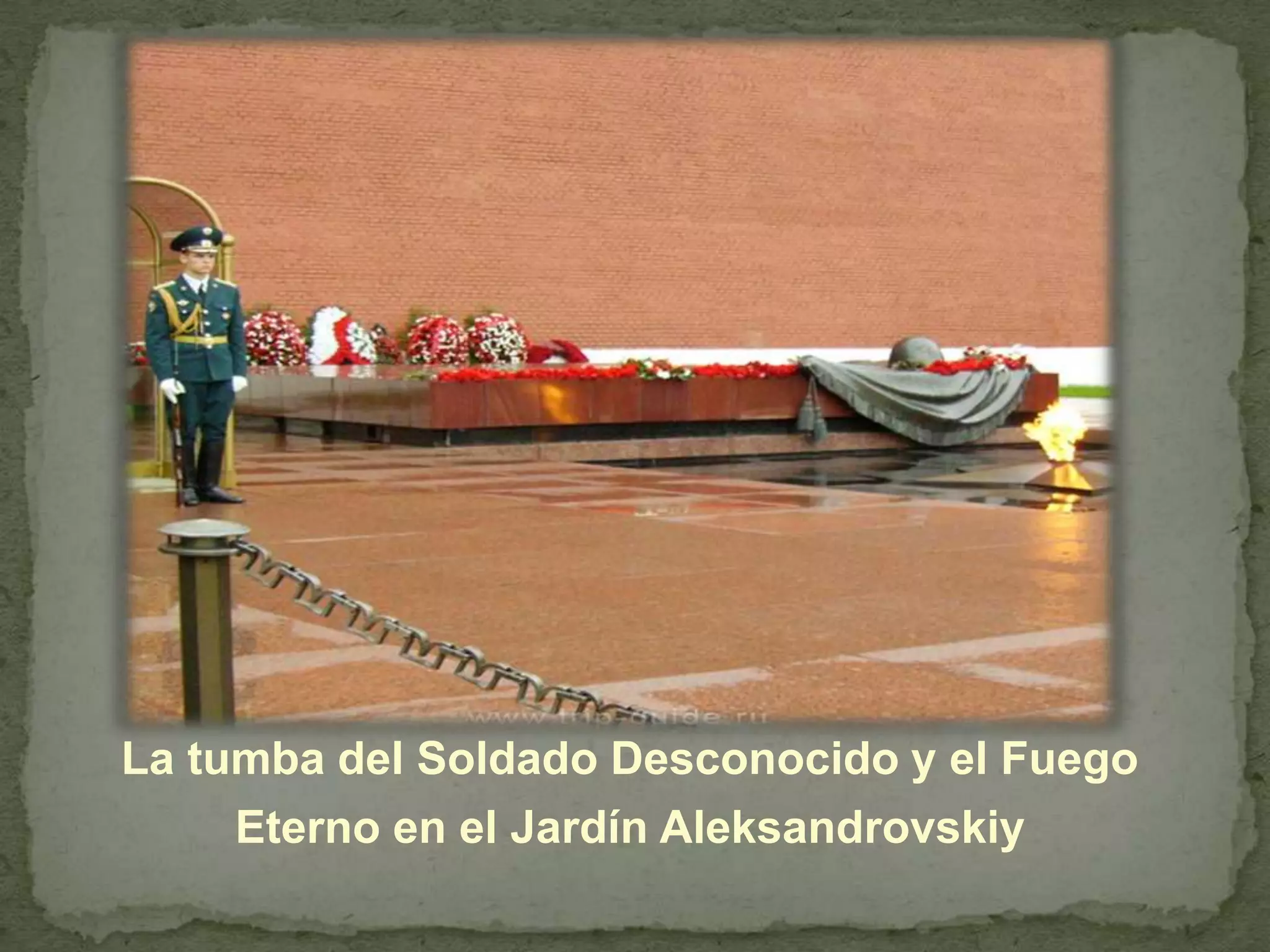 La tumba del Soldado Desconocido y el Fuego Eterno en el Jardín Aleksandrovskiy