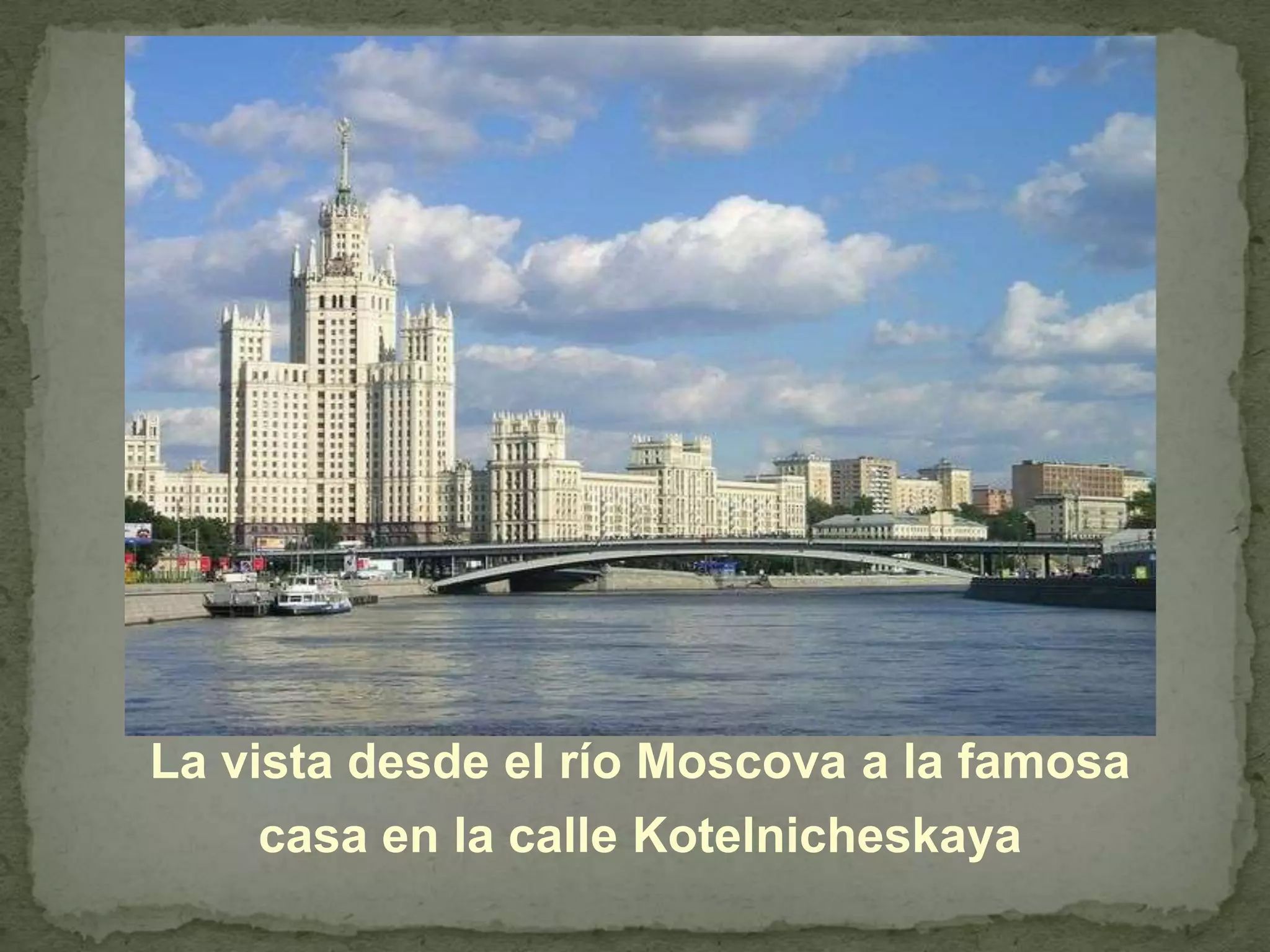 La vista desde el río Moscova a la famosa casa en la calle Kotelnicheskaya