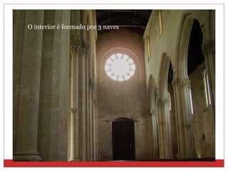 O interior é formado por 3 naves 