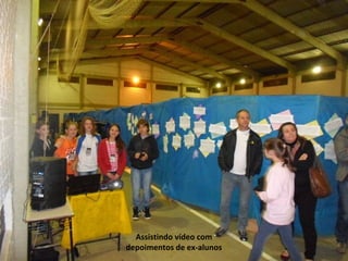 Assistindo vídeo com 
depoimentos de ex-alunos 
 