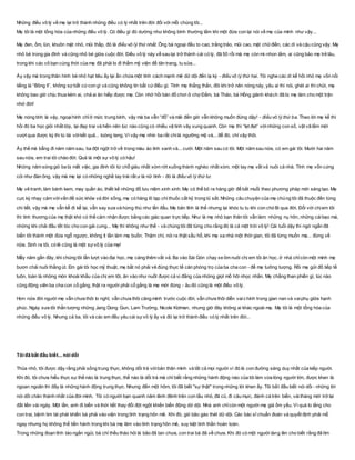 Những điều vô lý về mẹ lại trở thành những điều có lý nhất trên đời đối với mỗi chúng tôi...
Mẹ tôi là một tổng hòa của những điều vô lý. Có điều gì đó dường như không bình thường lắm khi một đứa con lại nói về mẹ của mình như vậy...
Mẹ đen, ốm, lùn, khuôn mặt nhỏ, mũi thấp, đó là điều vô lý thứ nhất. Ông bà ngoại đều to cao, trắng trẻo, mũi cao, mặt chữđiền, các dì và cậu cũng vậy. Mẹ
nhỏ bé trong gia đình và cũng nhỏ bé giữa cuộc đời. Điều vô lý này về sau lại trở thành cái có lý, đã 50 rồi mà mẹ còn mi-nhon lắm, ai cũng bảo mẹ trẻ lâu,
trong khi các cô bạn cùng thời của mẹ đã phải lo đi thẩm mỹ viện để tân trang, tu sửa...
Ấy vậy mà trong thân hình bé nhỏ hạt tiêu ấy lại ẩn chứa một tính cách mạnh mẽ dữ dội đến lạ kỳ - điều vô lý thứ hai. Tôi nghe các dì kể hồi nhỏ mẹ vốn nổi
tiếng là “Bông lì”, không sợ bất cứcon gì và cũng không tin bất cứđiều gì. Tính mẹ thẳng thắn, đôi khi trở nên nóng nảy, yêu ai thì nói, ghét ai thì chửi, mẹ
không bao giờ chịu thua kém ai, chả ai ăn hiếp được mẹ. Còn nhớ hồi bán đồ chơi ở chợ Đầm, bà Thảo, bà Hồng giành khách đã bị mẹ làm cho một trận
nhớ đời!
Mẹ nóng tính là vậy, ngoạihình chỉở mức trung bình, vậy mà ba vẫn “đổ” và mãi đến giờ vẫn không muốn đứng dậy! - điều vô lý thứ ba. Theo lời mẹ kể thì
hồi đó ba học giỏi nhất lớp, lại đẹp trai và hiền nên lúc nào cũng có nhiều vệ tinh vây xung quanh. Còn mẹ thì “lẹt đẹt” vớinhững con số, vật vã lắm mới
vượt qua được kỳ thi tú tài vớikết quả... toòng teng. Vì vậy mẹ nhìn ba rất chilà ngưỡng mộ và... để đó, chỉ vậy thôi.
Ấy thế mà bẵng đi năm năm sau, ba đột ngột trở về trong màu áo lính xanh và... cưới. Một năm sau có tôi. Một năm sau nữa, có em gái tôi. Mười hai năm
sau nữa, em trai tôi chào đời. Quả là một sự vô lý có hậu!
Những năm sóng gió ba bị mất việc, gia đình tôi từ chỗ giàu nhất xóm rớt xuống thành nghèo nhất xóm, một tay mẹ vất vả nuôi cả nhà. Tính mẹ vốn cứng
cỏi như đàn ông, vậy mà mẹ lại có những nghề tay trái rất ư là nữ tính - đó là điều vô lý thứ tư.
Mẹ vẽ tranh, làm bánh kem, may quần áo, thiết kế những đồ lưu niệm xinh xinh. Mẹ có thể bỏ ra hàng giờ để bắt muỗi theo phương pháp mới sáng tạo. Mẹ
cực kỳ nhạy cảm vớivấn đề sức khỏe và đời sống, mẹ có hàng lô tạp chí thuốc cất kỹ trong tủ sắt. Những câu chuyện của mẹ chúng tôi đã thuộc đến từng
chi tiết, vậy mà mẹ vẫn kể đi kể lại, vẫn say sưa và hứng thú như lần đầu. Mẹ bản lĩnh là thế nhưng lại khóc tu tu khi con chó Bi qua đời. Đối với chịem tôi
thì tình thương của mẹ thật khó có thể cảm nhận được bằng các giác quan trực tiếp. Như là mẹ nhỏ bạn thân tôi vẫn làm: những nụ hôn, những cáibẹo má,
những khi chải đầu tết tóc cho con gái cưng... Mẹ thì không như thế - và chúng tôi đã từng cho rằng đó là cả một trời vô lý! Cái tuổi dậy thì ngớ ngẩn đã
biến tôi thành một đứa ngỗ ngược, không ít lần làm mẹ buồn. Thậm chí, nói ra thật xấu hổ, khi mẹ xa nhà một thời gian, tôi đã từng muốn mẹ... đừng về
nữa. Sinh ra tôi, có lẽ cũng là một sựvô lý của mẹ!
Mấy năm gần đây, khi chúng tôi lần lượt vào đại học, mẹ càng thêm vất vả. Ba vào Sài Gòn chạy xe ôm nuôi chị em tôi ăn học, ở nhà chỉcòn một mình mẹ
bươn chải nuôi thằng út. Em gái tôi học mỹ thuật, mẹ bắt nó phải vẽ đúng thực tế căn phòng trọ của ba cha con - để mẹ tưởng tượng. Rồi mẹ gửi đồ tiếp tế
luôn, toàn là những món khoái khẩu của chị em tôi, ăn vào như nuốt được cả vị đắng của những giọt mồ hôi nhọc nhằn. Mẹ chẳng than phiền gì, lúc nào
cũng động viên ba cha con cố gắng, thật ra người phải cố gắng là mẹ mới đúng - âu đó cũng là một điều vô lý.
Hơn nửa đời người mẹ vẫn chưa thôi lo nghĩ, vẫn chưa thôi căng mình trước cuộc đời, vẫn chưa thôi diễn vaichính trong gian nan và vaiphụ giữa hạnh
phúc. Ngày xưa tôi thần tượng những Jang Dong Gun, Lam Trường, Nicole Kidman, nhưng giờ đây không ai khác ngoài mẹ. Mẹ tôi là một tổng hòa của
những điều vô lý. Nhưng cả ba, tôi và các em đều yêu cái sựvô lý ấy và đó lại trở thành điều có lý nhất trên đời...
Tôi đã bắt đầu biết... nói dối
Thủa nhỏ, tôi được dậy rằng phải sống trung thực, không dối trá vớibản thân mình và tất cả mọi người vì đó là con đường sáng duy nhất của kiếp người.
Khi đó, tôi chưa hiểu thực sự thế nào là trung thực, thế nào là dối trá mà chỉ biết rằng những hành động nào của tôi làm vừa lòng người lớn, được khen là
ngoan ngoãn thì đấy là những hành động trung thực. Nhưng đến một hôm, tôi đã biết ''sự thật'' trong những lời khen ấy. Tôi bắt đầu biết nói dối - những lời
nói dối chân thành nhất của đời mình. Tôi có người bạn quanh năm lênh đênh trên con tầu nhỏ, đã cũ, đi câu mực, đánh cá trên biển, vàitháng mới trở lại
đất liền vài ngày. Một lần, anh đi biển và thời tiết thay đổi đột ngột khiến biển động dữ dội. Nhà anh chỉcòn một người mẹ già ốm yếu. Vì quá lo lắng cho
con trai, bệnh tim tái phát khiến bà phải vào viện trong tình trạng hôn mê. Khi đó, gió bão gào thét dữ dội. Các bác sĩ chuẩn đoán và quyết định phải mổ
ngay nhưng họ không thể tiến hành trong khi bà mẹ lâm vào tình trạng hôn mê, suy kiệt tinh thần hoàn toàn.
Trong những đoạn tỉnh táo ngắn ngủi, bà chỉ thều thào hỏi là bão đã tan chưa, con trai bà đã về chưa. Khi đó có một người làng lên cho biết rằng đã tìm
 