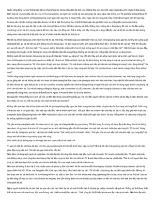 Cuộc sống đang vuitươi thế là dần dần có những hòa âm trái tai. Điều làm bà khó chịu nhất là thấy con trai mình ngày ngày dậy sớm chuẩn bị bữa sáng.
Đàn ông mà chui vào bếp nấu ăn cho vợ thì coi sao được, bà nghĩ vậy. Vì thế mà bữa sáng nào bà cũng nặng mặt không vui. Tôi giả tảng không thấy gì thì
bà khua đũa đụng bát tỏ ý không bằng lòng. Làm giáo viên dạy múa ở Cung Thiếu niên, ngày nào tôi cũng phải nhảy nhót mệt bã người nên khi ngủ dậy
thường nằm rốn tận hưởng chăn đệm ấm áp, coi đó là một thú hưởng thụ. Vì thế tôi đành giả câm giả điếc trước sựchống đối của bà mẹ chồng.
Đôi khi bà cũng làm giúp tôi một ít việc nhà, nhưng thật ra chỉ làm tôi thêm bận bịu mà thôi. Chẳng hạn, những túi ni lông đựng đồ, mọi khi tôi đều quẳng
vào thùng rác thì bà tích cóp lại, bảo là để hôm nào bán cho đồng nát. Thế là khắp nhà đầy những túi ni lông. Mỗi lần rửa bát hộ tôi, bà đều hà tiện không
dùng nước rửa chén thế là tôi phải rửa lại, dĩ nhiên phải kín đáo để bà khỏi tự ái.
Một tối nọ, khi tôi đang rửa chén trộm như thế thì bà nhìn thấy. Thế là bà sập cửa đánh sầm một cái, nằm lì trong buồng khóc gào lên. Chồng tôi cuống quýt
chẳng biết làm gì. Cả tối hôm ấy anh không nói với tôi câu nào. Tôi làm nũng với anh, anh cũng chẳng thèm để ý. Tôi điên tiết lên vặn lại: “Thế thì rốt cuộc
em saichỗ nào ạ?”. Anh trợn mắt: “Tại sao em không thể phiên phiến một chút nhỉ, bát không sạch thì ăn cũng có chết đâu, hả?”. Một thời gian dài sau đấy,
bà chẳng nói chuyện vớitôi. Không khí trong nhà bắt đầu dần dần căng thẳng. Chồng tôi rất mệt mỏi, chẳng biết nên làm ai vui lòng trước.
Không muốn để con trai làm bữa sáng, bà cả quyết nhận lấy “nhiệm vụ nặng nề” này. Rồi khi thấy anh ăn uống ngon lành, bà lại nhìn ngó tôi vớiý trách
móc tôi không làm tròn bổn phận người vợ, khiến tôi rất khó xử. Để thoát khỏi cảnh ấy, tôi đành không ăn bữa sáng ở nhà mà mua túi sữa trên đường đi
làm, mang đến cơ quan ăn. Tối hôm ấy lúc đi ngủ, anh bực bội bảo: “Có phải là em chê mẹ anh nấu ăn bẩn nên mới không ăn sáng ở nhà, đúng không?” rồi
anh lạnh nhạt nằm quay lưng lại, mặc cho tôi nước mắt đầm đìa vì ấm ức. Sau cùng anh thở dài: “Cứ coi như là em vì anh mà ăn sáng ở nhà, được không
nào?”.
Thế là sáng sáng tôi đành ngồi vào bàn ăn vớitâm trạng ê chề. Một hôm, khi đang ăn món cháo bà nấu, tôi chợt thấy buồn nôn, mọi thứ trong bụng muốn
oẹ ra, gắng kìm lại mà không tài nào kìm được, tôi đành quăng bát đũa chạy ù vào phòng vệ sinh, nôn thốc nôn tháo. Sau một hồi hổn ha hổn hển thở, khi
tôi bình tâm lại thì nghe thấy bà bù lu bù loa vừa khóc vừa đay nghiến oán trách tôi bằng những từ ngữ nhà quê, còn anh thì đứng ngay trước cửa phòng vệ
sinh căm tức nhìn tôi. Tôi há hốc miệng chẳng nói được gì, thật ra nào mình có cố ý nôn đâu. Lần đầu tiên chúng tôi cãi nhau to. Mới đầu mẹ anh còn
giương mắt đứng nhìn, sau đấy bà thất thểu bỏ ra ngoài. Anh tức tối nhìn tôi rồi đi ra theo bà.
Ba ngày liền không thấy bà và anh về nhà, cả đến điện thoại cũng không thấy gọi. Tôi tức điên người mỗi khi nghĩ lại từ hôm bà lên đây ở mình đã phải chịu
bao nhiêu nỗi oan ức, thế mà anh ấy còn muốn tôi thế nào nữa đây?
Không hiểu sao dạo này tôi hay buồn nôn thế, ăn gì cũng không thấy ngon, lại thêm trong nhà bao nhiêu chuyện rắc rối, tâm trạng vô cùng tồi tệ. Cuối cùng,
vẫn là các bạn ở cơ quan bảo: “Sắc mặt cậu xấu lắm, nên đi khám bệnh thôi!”. Kết quả kiểm tra ở bệnh viện cho thấy tôi đã có bầu. Bây giờ mới rõ tại sao
sáng hôm ấy tôi bỗng dưng buồn nôn. Niềm hạnh phúc sắp có con pha trộn vớimột chút buồn giận oán trách: Tại sao chồng mình và cả bà mẹ chồng nữa
lại không nghĩ tới chuyện ấy nhỉ?
Tôi gặp anh tại cổng bệnh viện. Xa nhau mới có ba ngày mà trông anh tiều tụy quá chừng. Tôi định quay đi, nhưng bộ dạng ấy khiến lòng tôi xót xa, không
nén được, tôi gọi anh. Anh nhìn tôi như người xa lạ, ánh mắt không giấu nổi nỗi chán ghét như một mũi kim lạnh buốt đâm vào lòng tôi. Tôi tự nhủ “đừng
nhìn anh ấy, đừng nhìn anh ấy”, và chặn một chiếc taxilại. Thật ra lúc ấy tôi chỉmuốn hét to: “Anh yêu của em, em sắp sinh cho anh một cục cưng đây!” rồi
được anh bế xốc lên sung sướng quay một vòng.
Ước muốn ấy đã không xảy ra. Khi ngồi trên taxi, nước mắt tôi ứa ra lã chã.
Vì sao chỉ một lần cãinhau đã làm cho tình yêu của chúng tôi trở nên tồi tệ tới mức này cơ chứ? Về nhà, tôi nằm trên giường nghĩ tới chồng, tới nỗi chán
ghét đầy trong mắt anh. Tôi nắm lấy góc chăn khóc nấc lên.
Nửa đêm, có tiếng lạch cạch mở ngăn kéo. Khi bật đèn lên tôi trông thấy khuôn mặt đầy nước mắt của anh. Thì ra anh về nhà lấy tiền. Tôi lạnh nhạt nhìn
anh không nói gì. Anh cũng làm như không thấy tôi, lấy xong các thứ liền vội vã bỏ đi. Có lẽ anh định thật sựchia tay với tôi đây. Thật là một người đàn ông
có lý trí, biết tách bạch tình và tiền rạch ròinhư thế đấy. Tôi cười nhạt, nước mắt lã chã tuôn rơi.
Hôm sau tôi không đi làm mà ở nhà, muốn xem xét lại mọi ý định của mình rồi tìm anh trao đổi cho xong mọi chuyện. Khi đến công ty của anh, cậu thư ký
ngạc nhiên nhìn tôi: “Ơ kìa, mẹ tổng giám đốc bị tai nạn, hiện đang nằm bệnh viện kia mà”. Tôi trố mắt cứng họng, lập tức đến ngay bệnh viện. Nhưng khi
tìm được anh thì bà đã tắt thở rồi. Anh không hề nhìn tôi, mặt cứ lầm lầm. Tôi nhìn khuôn mặt vàng vọt không hồn của bà, nước mắt ứa ra: Trời ơi! Tại sao
lại đến nông nỗi này cơ chứ? Cho tới hôm an táng mẹ, anh vẫn không thèm nói với tôi một câu nào, thậm chí mỗi khi nhìn tôi, ánh mắt anh đều hiện lên nỗi
chán ghét tột độ.
Nghe người khác kể lại, tôi mới biết sơ qua về vụ tai nạn. Hôm ấy bà bỏ nhà rồi thẫn thờ đi về phía ga xe lửa, bà muốn về quê mà. Chồng tôi đuổitheo, thấy
thế bà rảo bước đi nhanh hơn. Khi qua đường, một chiếc xe buýt đâm vào bà... Cuối cùng thì tôi đã hiểu tại sao anh ấy chán ghét mình. Nếu hôm ấy mình
 