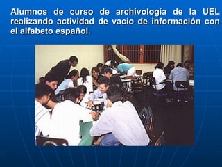 Alumnos de curso de archivología de la UEL realizando actividad de vacío de información con el alfabeto español. 