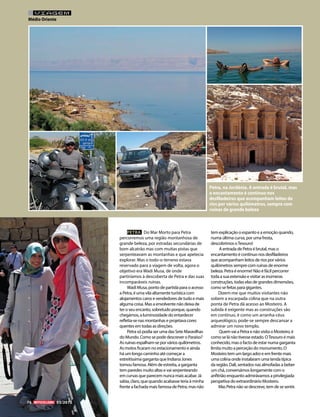 PETRA Do Mar Morto para Petra
percorremos uma região montanhosa de
grande beleza, por estradas secundárias de
bom alcatrão mas com muitas pistas que
serpenteavam as montanhas e que apetecia
explorar. Mas o todo-o-terreno estava
reservado para a viagem de volta, agora o
objetivo era Wadi Musa, de onde
partiríamos à descoberta de Petra e das suas
incomparáveis ruínas. 	
Wadi Musa, ponto de partida para o acesso
a Petra, é uma vila altamente turística com
alojamentoscarosevendedoresdetudoemais
alguma coisa. Mas a envolvente não deixa de
ter o seu encanto, sobretudo porque, quando
chegámos, a luminosidade do entardecer
refletia-se nas montanhas e projetava cores
quentes em todas as direções.
Petra só podia ser uma das Sete Maravilhas
do Mundo. Como se pode descrever o Paraíso?
As ruínas espalham-se por vários quilómetros.
As motos ficaram no estacionamento e ainda
há um longo caminho até começar a
estreitíssima garganta que Indiana Jones
tornou famosa. Além de estreita, a garganta
tem paredes muito altas e vai serpenteando
em curvas que parecem nunca mais acabar. Já
sabia, claro, que quando acabasse teria à minha
frente a fachada mais famosa de Petra, mas não
tem explicação o espanto e a emoção quando,
numa última curva, por uma fresta,
descobrimos oTesouro!
A entrada de Petra é brutal, mas o
encantamento é contínuo nos desfiladeiros
que acompanham leitos de rios por vários
quilómetros sempre com ruínas de enorme
beleza. Petra é enorme! Não é fácil percorrer
toda a sua extensão e visitar as inúmeras
construções, todas elas de grandes dimensões,
como se feitas para gigantes.
Dizem-me que muitos visitantes não
sobem a escarpada colina que na outra
ponta de Petra dá acesso ao Mosteiro. A
subida é exigente mas as construções são
em contínuo, é como um arranha-céus
arqueológico, pode-se sempre descansar a
admirar um novo templo.
Quem vai a Petra e não visita o Mosteiro, é
como se lá não tivesse estado. OTesouro é mais
conhecido, mas o facto de estar numa garganta
limita muito a perceção do monumento. O
Mosteiro tem um largo adro e em frente mais
uma colina onde instalaram uma tenda típica
da região. Dali, sentados nas almofadas a beber
um chá, conversámos longamente com o
anfitrião enquanto admirávamos a privilegiada
perspetiva do extraordinário Mosteiro.
Mas Petra não se descreve, tem de se sentir.
Petra, na Jordânia. A entrada é brutal, mas
o encantamento é contínuo nos
desfiladeiros que acompanham leitos de
rios por vários quilómetros, sempre com
ruínas de grande beleza
76 03/2015
VIAGEM
Médio Oriente
 
