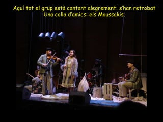 Aquí tot el grup està cantant alegrement: s’han retrobat Una colla d’amics: els Moussakis. 