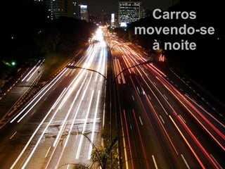 Carros movendo-se à noite 