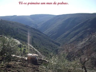 Vê-se primeiro um mar de pedras.
 