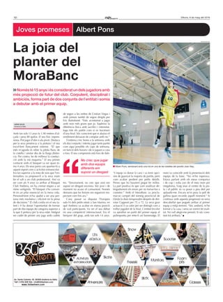 12 Dilluns, 9 de maig del 2016
Joves promeses Albert Pons
Amb tan sols 15 anys fa 1,90 metres d’al-
çada i pesa 80 quilos. El seu físic impres-
siona. Pot jugar d’aler o ala pivot. Destaca
per la seva presència a la pintura i el seu
excel·lent llançament exterior. “El que
més m’agrada és rebre la pilota lluny de
la cistella i anotar des de la llarga distàn-
cia. Per contra, he de millorar la conduc-
ció amb la mà esquerra.” El seu primer
contacte amb el bàsquet va ser quan te-
nia 4 anys. Els seus pares van apuntar-lo a
aquest esport com a activitat extraescolar.
Era tan superior a la resta de nois que l’en-
trenadora va proposar-li a la seva mare
fer el salt a un club professional. Així va
ser com als 9 anys va arribar al Bàsquet
Club Andorra, on ha cremat etapes a un
ritme vertiginós. “El bàsquet s’ha conver-
tit en un pilar essencial en la meva vida.
Personalment m’ha ajudat a ser una per-
sona més resolutiva i eficient en la presa
de decisions.” El club confia en el seu ta-
lent i li ha donat l’oportunitat de formar
part de dos equips de categoria superior a
la que li pertoca per la seva edat. Malgrat
ser cadet de primer any juga amb cadets
de segon a les ordres de Cristian Vegas i
amb júniors també de segon dirigits per
Eric Bartolomé. “Estic acostumat a jugar
amb nois més grans que jo. Supleixo la
diferència física amb sacrifici i intensitat.
Jugo tots els partits com si es tractessin
d’una final. Sóc conscient que si abaixo el
rendiment deixaran de comptar amb mi.”
S’entrena cinc hores a la setmana amb
els dos conjunts i intenta jugar tants partits
com sigui possible els caps de setmana,
en funció dels horaris i de si juguen a casa
o fora. El seu compromís està fora de dub-
tes. “Sincerament, no crec que això em
suposi un desgast excessiu. Sóc jove i de
moment no acuso el cansament. Només
demano que les lesions em segueixin res-
pectant com fins ara.”
L’any passat va disputar l’Europeu
sub-16 dels petits estats a San Marino, en
què Andorra va acabar en sisena posició
de vuit participants. Va ser el seu debut
en una competició internacional. Era el
benjamí del grup, amb tan sols 14 anys.
“L’equip va donar la cara i va tenir opci-
ons de guanyar la majoria de partits, però
vam acabar perdent per petits detalls.
Penso que ho hauríem pogut fer millor.
La part positiva és que vam analitzar de-
tingudament els errors per no tornar-los a
cometre.” Amb el MoraBanc va procla-
mar-se campió del torneig provincial de
Lleida fa dues temporades després de der-
rotar Cappont per 75 a 72. La seva gran
actuació li va valer per ser distingit com a
millor jugador de la final. L’entitat tricolor
va aprofitar un partit del primer equip al
poliesportiu per retre-li un homenatge. El
matx va coincidir amb la presentació dels
equips de la base. “No m’ho esperava.
Estava parlant amb els meus companys
i de cop i volta van dir el meu nom per
megafonia. Vaig anar al centre de la pis-
ta i el públic es va posar a peu dret per
aplaudir-me. Encara se’m posa la pell de
gallina quan recordo aquell moment.” Si
continua amb aquesta progressió no seria
descabellat que pogués arribar al primer
equip a mitjà termini. “Sóc andorrà, m’he
format a la casa i seria un somni fet reali-
tat. No vull afegir-me pressió. Si sóc cons-
tant tot arribarà.”
Només té 15 anys i és considerat un dels jugadors amb
més projecció de futur del club. Corpulent, disciplinat i
ambiciós, forma part de dos conjunts de l’entitat i somia
a debutar amb el primer equip.
La joia del
planter del
MoraBanc
No crec que jugar
amb dos equips
diferents em
suposi un desgast
Adrià SolíS
Andorra la Vella
Albert Pons, esmaixant amb una mà en una de les cistelles del pavelló Joan Alay.
jonathan gil
 