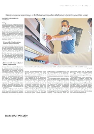 MusikschuleunterrichtetwiedervorOrt
Blasinstrumente und Gesang müssen an der Musikschule Unteres Remstal allerdings weiter online unterrichtet werden
sikschullehrer geimpft sind, hat Heiko von
Roth nicht. „Hierüber habe ich keine Infos
und darf diese arbeitsrechtlich auch nicht
einfordern, solange keine gesetzliche Impf-
pflicht vorliegt.“
An der Musikschule Unteres Remstal ar-
beiten derzeit 72 Lehrkräfte. 42 davon sind
festangestellte Lehrkräfte, die restlichen 30
nicht. Wie viele Freiberufler in den vergan-
genen Monaten Unterstützung vom Staat
beantragen mussten, kann Heiko von Roth
nicht genau sagen. „Ich weiß aus Gesprä-
chen mit Kollegen, dass einige diverse
Hilfsmöglichkeiten beantragt und auch be-
kommen haben.“ Einen genauen Überblick
hierzu habe er aber nicht. „Unsere freien
Mitarbeiter konnten alle in Onlineformaten
weiter arbeiten und haben hierüber auch
ihre Honorarzahlungen erhalten.“
die Musikschule Unteres Remstal im Laufe
des kommenden Schuljahres eine Musik-
schul-App anbieten, die für Lehrkräfte,
Schüler, Eltern und Verwaltung als zentra-
les Kommunikationsinstrument fungieren
soll.
Was das Impfen angeht, wurden Dozen-
ten an der Musikschule zunächst nicht wie
Lehrer an Schulen oder Erzieher eingestuft.
Sprich: Sie konnten sich nicht gleich von
Februar 2021 an impfen lassen. Allerdings
war dies nicht von Dauer, wie Heiko von
Roth klarstellt: „Hier hat weitestgehend
eine Gleichbehandlung stattgefunden.
Nicht direkt zum Februar, aber mit etwas
Verzögerung zum März hin war es möglich,
die Lehrkräfte der Musikschule mit Impf-
berechtigungen in der Prioritätsgruppe 2 zu
versorgen.“ Einen Überblick, welche Mu-
im neuen Schuljahr weitestgehend wieder
Präsenzunterricht möglich sein sollte.
„Falls dies alles anders kommt als erhofft,
gibt es jetzt zumindest viel Erfahrung im
Onlineunterricht auf allen Seiten.“
Die Pandemie hat an der Musikschule
Unteres Remstal die Digitalisierung zwei-
felsohne vorangetrieben. So nimmt die
Schule etwa an einem neuen digitalen Pro-
jekt teil mit dem Namen Erna. Die App
wurde von der Firma Ernani aus Lahr im
Schwarzwald entwickelt und sollte eigent-
lich schon im Frühjahr 2021 an den Start
gehen – doch daraus wurde nichts. „Die
Testphase von Erna wurde verlängert“, teilt
Heiko von Roth mit. Wie lange, wisse er
derzeit nicht. „Sobald die Kinderkrankhei-
ten behoben sind, werden wir diese App
umfänglicher nutzen.“ Darüber hinaus will
Von unserem Redaktionsmitglied
Bernd Klopfer
Waiblingen.
Einzelunterricht und Gruppen bis maximal
fünf Personen können an der Musikschule
Unteres Remstal wieder in Präsenz unter-
richtet werden. „Blasinstrumente und Ge-
sang sind leider ausgeschlossen“, teilt Lei-
ter Heiko von Roth mit. Dabei gebe es kei-
nen Grund, warum Blasinstrumente und
Gesang weiter im Onlineunterricht bleiben
müssen. „Die Musikschulen sind eigentlich
davon ausgegangen, dass diese Diskussion
in 2020 geführt wurde und man zu dem
Schluss gekommen ist, dass auch diese Be-
reiche einer Musikschule wieder in Präsenz
stattfinden dürfen.“
60 Prozent des Angebots gibt es
wieder als Präsenzunterricht
Der Landesverband der Musikschulen ver-
sucht laut Heiko von Roth darauf hinzuwir-
ken, dass diese Beschränkungen wieder fal-
len. Auch das Ballett- und Tanzgruppenan-
gebot der Musikschule Unteres Remstal
darf vorerst nicht stattfinden. Bis zum 17.
Mai 2021 fand, außer in einer kurzen Phase
vor Ostern, der Unterricht komplett online
statt, mit Ausnahme der Musikabiturien-
ten-Prüfungsvorbereitungen. Aktuell dür-
fen laut Heiko von Roth etwa 60 Prozent des
Angebots wieder als Präsenzunterricht
stattfinden.
Onlineunterricht wird so aufgebaut
wie eine Präsenzstunde
Favoriten bei den genutzten Plattformen
für Onlineunterricht gibt es aus Sicht des
Musikschulleiters nicht. „Es sind alle gän-
gigen Formate von Zoom über Skype und
Ähnliches im Einsatz.“ Priorität habe das
Zustandekommen einer Verbindung zwi-
schen Lehrer und Schüler. „Eine Onlineun-
terrichtsstunde wird vom Grundsatz so auf-
gebaut wie eine Präsenzstunde auch“, be-
tont Heiko von Roth. Also nach der Begrü-
ßung gebe es ein Einspielen, Wiederholun-
gen aus der letzten Stunde und Fortführun-
gen zum gerade aktuellen Stück bezie-
hungsweise Thema. Zusätzlich kämen noch
vorproduzierte Übungstracks oder Video-
tracks der Lehrkräfte zum Einsatz. Auch
schickten Schüler zwischen den Unterrich-
ten Aufnahmen ihre Übungseinheiten den
Lehrkräften zu.
Mit Blick aufs Programm für den Herbst
und Winter setzt der Leiter der Musikschule
darauf, dass mit fortschreitender Impfquo-
te und einem Zurückdrängen der Pandemie
Präsenzunterricht ist an der Musikschule Unteres Remstal wieder möglich – und so kann Klavierlehrer Felix Meyer vor Ort für seine Schüler da sein.
Foto: Palmizi
erie Stihl in Waiblingen hat wieder geöffnet
hrungen durch die aktuelle Schau „Im Rausch der Zeit. Expressionismus von Kollwitz bis Klee“ bleiben weiterhin bestehen.
Minuten. Anmeldeschluss für „Kunst und
knackig“ ist jeweils dienstags bis 12 Uhr
vor dem Termin (unter kunstvermitt-
lung@waiblingen.de oder unter 0 71 51/50
01-17 01). Die Teilnahme ist kostenlos.
Des Weiteren können ab sofort auch pri-
vate digitale Live-Führungen gebucht wer-
den. Zusätzlich sind spezielle Themenfüh-
rungen zur Ausstellung buchbar:
� Käthe Kollwitz
� Porträt und Menschenbild im Expressio-
nismus
� Landschaftsräume: Kriegserfahrung und
Naturerlebnis im Expressionismus
� Auf dem Weg in die Abstraktion
� Die Bedeutung des Holzschnitts für die
Kunst des Expressionismus
� Der künstlerische Prozess: Die Entwick-
lung von Motiven und ihr Verhältnis zu
den Methoden von Zeichnung, Grafik
und Malerei
� Verschiedene Drucktechniken am Bei-
spiel expressionistischer Exponate
vermittlung@waiblingen.de oder telefo-
nisch unter 0 71 51/50 01-17 01). Die Anga-
be des Namens und der E-Mail-Adresse ist
erforderlich. Teilnehmer erhalten per E-
Mail rechtzeitig vor Veranstaltungsbeginn
einen Zugangslink zur Veranstaltung und
technische Infos für die Teilnahme.
Die wissenschaftlichen Volontärinnen
der Galerie Stihl Waiblingen, Barbara Do-
ber (Kuratorin der Ausstellung) und Susan-
na Baumgartner, bieten ab Mittwoch, 9.
Juni, von 10 Uhr an das neue Live-Format
„Kunst und knackig“ ebenfalls via Zoom
an. Hier treten die beiden Kunsthistorike-
rinnen in einen Austausch über zwei selbst-
gewählte Werke aus der Ausstellung und
stellen diese einander gegenüber. Dabei
schlagen Dober und Baumgartner auch
Brücken zu heutigen Themen und zeigen so
die Aktualität der Werke auf. „Bei den Be-
trachtungen soll in jeder Woche ein anderes
Gefühl wie Sehnsucht oder auch Verunsi-
cherung im Zentrum des morgendlichen
Live-Impulses stehen. Los geht es mit dem
jeder Führung können 20 Personen teilneh-
men. Anmeldeschluss für die öffentlichen
Führungen ist jeweils freitags bis 12 Uhr
vor dem Termin (per E-Mail unter kunst-
tale Führung statt. Sie dauert etwa 45 Mi-
nuten, über die Chatfunktion ist es möglich,
spontan mit den Kunstvermittlerinnen in
Dialog zu treten und Fragen zu stellen. An
1.
n
t,
m
“
r-
hr
e-
n-
1
t-
d
s-
r-
r.
ne
es
n
er
t-
s-
s-
Waiblingen Nummer 127 – WNSMO
Montag, 7. Juni 2021
Quelle: WKZ 07.06.2021
J a h r e s b e r i c h t 2 0 2 0 / 2 1 - M S U R | 1 1
 