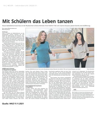 E-MAIL waiblingen@zvw.de
ONLINE www.waiblinger-kreiszeitung.de
Waiblingen
mber 2021, WNS2
TELEFON 07151 566-576
FAX 07151 566-402
Mit Schülern das Leben tanzen
Neues Ballettlehrerinnen-Duo an der Musikschule Unteres Remstal: Anne-Kathrin Tätz und Joanna Douaoui planen bereits eine Aufführung
richtete sie in Göppingen. Zur Musikschule
Unteres Remstal ist sie durch Joanna Dou-
aoui gekommen, die sie auf die vakante
Stelle aufmerksam gemacht hatte.
Ihr gemeinsames Anliegen ist es, Kindern
oder auch Erwachsenen die Freude am Tanz
zu vermitteln, die sie selber verspüren,
sobald sie den Trainingsraum betreten und
die Musik zu spielen beginnt. Auch haben
sie gelernt, wie man Kritik übt, ohne dass
Kinder gleich eingeschüchtert werden –
eine Tatsache, die zu ihrer Anfangszeit als
Ballettmädchen noch nicht unbedingt
selbstverständlich gewesen sei.
Info
Wer Freude am Tanzen hat und Interesse, einen
Kurs der Musikschule Unteres Remstal zu besu-
chen, kann sich mit den beiden Ballettlehrerinnen
in Kontakt setzen per E-Mail an anne-kathrin.ta-
etz@msur.de oder joanna.douaoui@msur.de. Wei-
tere Infos unter www.msur.de.
Erwachsene angeboten hatte mit dem Titel
„Tanz dich fit“, ist der Corona-Pandemie
zum Opfer gefallen. Bei Erwachsenen könn-
te ab vier Interessenten ein neuer Kurs star-
ten.
Anne-Kathrin Tätz kommt ursprünglich
aus Hannover, lebt aber seit vielen Jahren in
Fellbach, wo sie eine eigene Praxis als Heil-
praktikerin betreibt. Ihre ersten Erfahrun-
gen mit der Ballettstange machte sie im
Alter von fünf Jahren. Mit 16 Jahren bestand
sie die Aufnahmeprüfung der staatlichen
Ballettschule in Hamburg. Wenn sie von
ihrer Zeit unter dem berühmten Choreogra-
fen und Ballettintendanten John Neumeier
spricht, wo sie eine Profi-Tanzausbildung
genoss, schwingt auch heute noch eine Por-
tion Stolz mit. Danach ging Tätz nach Rot-
terdam, wo sie an der Hochschule für Musik
und Tanz studierte und ihren Bachelor of
Dance in Education erlangte. Anschließend
führte sie ihr Weg nach New York, wo sie in
mehreren Kompanien tanzte. Zuletzt unter-
Kathrin Tätz auch Modern Dance, Funky
Jazz, Hip Hop oder Step Dance. Wenn es für
einen Stil ausreichend Interessenten gebe,
hätten die beiden Lehrerinnen keine Scheu
und würden dies im Kursprogramm der
Musikschule etablieren, sind sie sich einig.
Mitmachen dürften alle unabhängig von
Geschlecht, Körperbau oder Sportlichkeit.
Unterrichtet wird an den Standorten Waib-
lingen (Kunstschule), Kernen (Bürgerhaus)
und Weinstadt-Beutelsbach (Stiftshof).
Auch Angebote für Erwachsene
im Repertoire
Darunter finden sich auch Angebote für
Erwachsene. Donnerstagabends bietet
Anne-Kathrin Tätz etwa einen Ballett-
Work-out in Waiblingen an, wobei es weni-
ger um das Training an der Stange gehe,
sondern um die Stabilisierung des Rumpfs,
um Flexibilität und Stärkung der Tiefen-
muskulatur per Bodentraining. Ein anderer
Kurs, den Joanna Douaoui vormittags für
VON UNSEREM REDAKTIONSMITGLIED
DIANA FEUERSTEIN
Waiblingen.
Nach 25 Jahren als Ballettlehrerin an der
Musikschule Unteres Remstal hat Alla
Rybak der Ballettstange den Rücken zuge-
kehrt und den Ruhestand angetreten. Mit
Anne-Kathrin Tätz und Joanna Douaoui hat
nun eine neue Ära begonnen, wobei sich die
beiden keineswegs fremd sind. Sie kennen
sich schon seit 13 Jahren.
Joanna Douaoui unterrichtet seit 2015 an
der Musikschule Unteres Remstal und ist
vielen längst bekannt. Anne-Kathrin Tätz
hat sie in Fellbach kennengelernt, wo sie an
der Ballettfachschule Ronecker ihre Ausbil-
dung zur Tanzpädagogin absolviert hat.
Tätz war dort als Dozentin engagiert.
Wenn sie von Werten sprechen, auf die
sie im Ballettunterricht achtgeben wollen
und die sie vermitteln, wirkt das wie aus
einem Guss. Kein Leistungsdruck, kein Drill
– Kinder sollen Freude am Tanz, an der
Bewegung haben. „Kinder sollen in ihrer
körperlichen Entwicklung verbessert wer-
den“, betont Anne-Kathrin Tätz, „und zwar
gemäß ihren körperlichen Möglichkeiten“,
betont sie. „Wir haben dabei einen riesigen
gesundheitlichen Auftrag. Gleichzeitig
möchten wir das Miteinander stärken, das
Zwischenmenschliche“, so Tätz.
Aufführung im Sommer
im Bürgerzentrum geplant
Das Erlernte sollen ihre Eleven regelmäßig
dem Publikum präsentieren etwa bei einem
Tag der offenen Tür, was aber aktuell auf-
grund der Corona-Pandemie nicht möglich
ist. Für den kommenden Sommer ist eine
Aufführung im Waiblinger Bürgerzentrum
geplant. Das Motto steht schon fest: „Wir
tanzen das Leben!“ Kinder haben damit
nicht nur ein Ziel, worauf sie hinarbeiten
können, sind sich die beiden Ballett-Profis
sicher, sondern lernen auch mit Lampenfie-
ber umzugehen und selbstbewusst auf der
Bühne zu stehen. Was am Ende auf der Büh-
ne bei der Vorführung präsentiert wird, zei-
ge sich in den kommenden Monaten. Das
Motto sei bewusst frei gewählt mit sämtli-
chen Gestaltungsspielräumen.
Ab dem Alter von vier Jahren können
Kinder in der Musikschule Unteres Remstal
den Tanzunterricht besuchen. Auch wer
älter ist, kann jederzeit starten, betonen die
beiden Ballettlehrerinnen. In ihrem Reper-
toire haben Joanna Douaoui und Anne-
Das neue Ballettlehrerinnen-Duo an der Musikschule Unteres Remstal: Ann-Kathrin Tätz und Joanna Douaoui (von links). Foto: Schneider
sonst ehrenamtlich sehr aktiv. 23 Jahre lang
begleiteten beide Seniorengruppen auf
Erholungsfahrten des Landratsamts. Mit
Landrat Horst Lässing und einem Sozialar-
beiter entwarf Hanna Bauer zudem ein Kon-
zept für den ersten Kreisseniorenrat im
Rems-Murr-Kreis. Auch war Hanna Bauer in
Stuttgart bei der Gründung des Landesse-
niorenrats dabei. Sie führte zudem vertre-
tungsweise in Waiblingen das Heim am Kät-
zenbach und brachte nachfolgenden Gene-
rationen in den Altenpflegeschulen bei, auf
was es bei offener Altenarbeit ankommt.
Hanna Bauer war im Ruhestand lange
aktiv, in den vergangenen Jahren allerdings
schwand ihre Kraft und sie spürte die Last
des Lebens, wie es ihr Sohn Ulrich Bauer vor
ihrem 95. Geburtstag im Juli formulierte.
Die geliebten Reisen und Ausflüge waren da
nicht mehr möglich. Ulrich Bauers Bruder
VON UNSEREM REDAKTIONSMITGLIED
BERND KLOPFER
Waiblingen.
Hanna Bauer hat von 1967 an in Waiblingen
mit ihrem Mann das Ulrich-Herzog-Haus,
den Vorläufer des Forums Mitte, zu einem
Ort der Begegnung für ältere Menschen
gemacht. Nun ist sie im Alter von 95 Jahren
gestorben. Noch am 19. Juli hat sie ihren
Geburtstag im Kreis ihrer Familie gefeiert.
In den Wochen danach haben ihre körperli-
chen Kräfte dann rapide abgenommen,
berichtet ihr Sohn Ulrich Bauer. In den ver-
gangenen Tagen wurde sie immer schwä-
cher – „so sehr, dass sie jetzt friedlich ein-
schlafen konnte und den Weg zu unserem
Schöpfer gehen konnte“.
Bericht im Fernsehen
Pionierin der Altenarbeit ist gestorben
Hanna Bauer hat in Waiblingen mit ihrem Mann lange das Ulrich-Herzog-Haus geleitet – die erste Begegnungsstätte für Senioren in der Stadt
Quelle: WKZ 9.11.2021
1 4 | M S U R - J a h r e s b e r i c h t 2 0 2 0 / 2 1
 