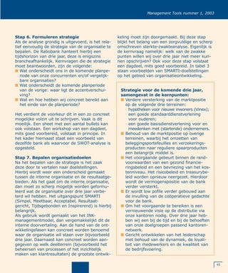 45
Management Tools nummer 1, 2003
Stap 6. Formuleren strategie
Als de analyse grondig is uitgevoerd, is het rela-
tief eenvoudig de strategie van de organisatie te
bepalen. De Rabobank hanteert hierbij een
tijdshorizon van drie jaar, deze is enigszins
brancheafhankelijk. Kernvragen die de strategie
moet beantwoorden, zijn de volgende:
I Wat onderscheidt ons in de komende planpe-
riode van onze concurrenten en/of vergelijk-
bare organisaties?
I Wat onderscheidt de komende planperiode
van de vorige: waar ligt de accentverschui-
ving?
I Wat en hoe hebben wij concreet bereikt aan
het einde van de planperiode?
Het verdient de voorkeur dit in een zo concreet
mogelijke volzin uit te schrijven. Vaak is dit
moeilijk. Een sheet met een aantal bullets kan
ook volstaan. Een workshop van een dagdeel,
mits goed voorbereid, volstaat in principe. In
het kader hiernaast staat een voorbeeld van
dezelfde bank als waarvoor de SWOT-analyse is
opgesteld.
Stap 7. Bepalen organisatiedoelen
Na het bepalen van de strategie is het zaak
deze door te vertalen naar doelstellingen.
Hierbij wordt weer een onderscheid gemaakt
tussen de interne organisatie en de resultaatge-
bieden. Als het gaat om de interne organisatie,
dan moet zo scherp mogelijk worden geformu-
leerd wat de organisatie over drie jaar verbe-
terd wil hebben. Het uitgangspunt SMARTI
(Simpel, Meetbaar, Acceptabel, Resultaat-
gericht, Tijdsgebonden en Inspirerend) is hierbij
belangrijk.
Als gebruik wordt gemaakt van het INK-
managementmodel, dan vergemakkelijkt dit de
interne doorvertaling. Aan de hand van de ont-
wikkelingsfasen kan concreet worden benoemd
waar de organisatie wil staan over bijvoorbeeld
drie jaar. Daarnaast kan concreet worden aan-
gegeven op welk deelterrein (bijvoorbeeld het
beheersen van processen of het inzichtelijk
maken van klantresultaten) de grootste ontwik-
keling moet zijn doorgemaakt. Bij deze stap
blijkt het belang van een zorgvuldige en scherp
omschreven sterkte-zwakteanalyse. Eigenlijk is
de kernvraag namelijk: welk van de zwakke
punten willen wij over drie jaar niet meer kun-
nen opschrijven? Ook voor deze stap volstaat
een dagdeel, mits goed voorbereid. In tabel 3
staan voorbeelden van SMARTI-doelstellingen
op het gebied van organisatieontwikkeling.
Strategie voor de komende drie jaar,
samengevat in de kernpunten:
I Verdere versterking van de marktpositie
op de volgende drie terreinen:
- hypotheken voor nieuwe inwoners (Vinex);
- een goede standaarddienstverlening
voor ouderen;
- een goede basisdienstverlening voor en
meedenken met (startende) ondernemers.
I Behoud van de marktpositie op overige
terreinen, waarbij het omzetten van
beleggingsportefeuilles en verzekerings-
producten naar reguliere spaarproducten
een belangrijk middel is.
I Het voorgaande gebeurt binnen de rand-
voorwaarden van een gezond financie-
ringsbeleid en een bevriezing van het kos-
tenniveau. Het risicobeleid en treasurybe-
leid worden opnieuw neergezet. Hierdoor
wordt de vermogenspositie van de bank
verder versterkt.
I Er wordt low pofile verder gebouwd aan
de invulling van de coöperatieve gedachte
voor de bank.
I Om het voorgaande te bereiken is een
vernieuwende visie op de distributie via
onze kantoren nodig. Over drie jaar heb-
ben wij een bij de tijd en bij de behoeften
van onze doelgroepen passend kantoren-
netwerk.
I Gericht ontwikkelen van het leiderschap
met behoud van de dynamiek, de loyali-
teit van medewerkers en de kwaliteit van
de bedrijfsvoering.
 