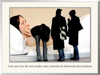 Foto que nos dá uma noção mais concreta da dimensão da escultura.
 