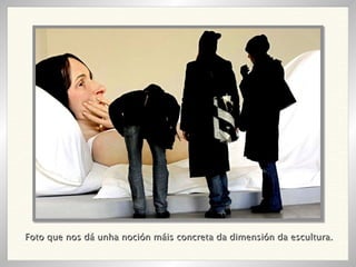 Foto que nos dá unha noción máis concreta da dimensión da escultura. 