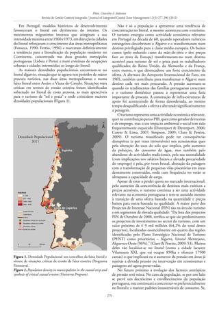 Pires, Craveiro & Antunes
Revista de Gestão Costeira Integrada / Journal of Integrated Coastal Zone Management 12(3):277-290 (2012)
- 279 -
Em Portugal, modelos históricos de desenvolvimento
favoreceram o litoral em detrimento do interior. Os
movimentos migratórios internos que atingiram a sua
intensidademáximaentre1960e1973,emdirecçãoàscidades
do litoral reforçaram o crescimento das áreas metropolitanas
(Fonseca, 1990; Ferrão, 1996) e marcaram definitivamente
a tendência para a litoralização da população residente no
Continente, concentrada nas duas grandes metrópoles
portuguesas (Lisboa e Porto) e num contínuo de ocupações
urbanas e cidades intermédias ao longo do litoral.
As maiores densidades populacionais encontram-se no
litoral algarvio, situação que se agrava nos períodos de maior
procura turística, nas duas áreas metropolitanas e numa
faixa litoral entre Aveiro e Viana do Castelo. Situações mais
críticas em termos de erosão costeira foram identificadas
sobretudo no litoral de costa arenosa, as mais apetecíveis
para o turismo de “sol e praia” e onde coincidem maiores
densidades populacionais (Figura 1).
Não é só a população a apresentar uma tendência de
concentração no litoral, o mesmo aconteceu com o turismo.
O turismo emergiu como actividade económica relevante
em Portugal na década de 60, quando operadores turísticos
estrangeiros descobriram o Algarve e o transformaram num
destino privilegiado para a classe média europeia. Os baixos
custos (pelo reduzido custo da mão-de-obra e dos preços
face ao resto da Europa) transformaram-no num destino
acessível para turismo de sol e praia para os trabalhadores
qualificados do Reino Unido, da Alemanha e da França,
entre outros, o que desencadeou um forte crescimento da
oferta. A abertura do Aeroporto Internacional de Faro, em
1965, também contribuiu para transformar o Algarve num
destino cada vez mais procurado. A pressão acentuou-se
quando os rendimentos das famílias portuguesas cresceram
e o turismo doméstico passou a representar uma fatia
importante da procura. A construção de infra-estruturas de
apoio foi acontecendo de forma desordenada, ao mesmo
tempo desqualificando a oferta e alterando significativamente
a paisagem.
Oturismorepresentaumaactividadeeconómicarelevante,
quernacontribuiçãoparaoPIB,quercomogeradordereceitas
e de emprego, mas o seu impacto ambiental e social tem sido
frequentemente esquecido (Davenport & Davenport, 2006;
Careto & Lima, 2007; Simpson, 2009; Claro & Pereira,
2009). O turismo massificado pode ter consequências
disruptivas (e por vezes irreversíveis) nos ecossistemas quer
pela alteração do usos do solo que implica, pelo aumento
da poluição, do consumo de água, mas também pelo
abandono de actividades tradicionais, pela sua sazonalidade
(com implicações nos salários baixos e elevada precariedade
do emprego) e pela, por vezes brutal, alteração da paisagem
com a transformação de pequenas vilas piscatórias em áreas
densamente construídas, onde com frequência no verão se
ultrapassa a capacidade de carga.
Apesar de estar a perder quota no mercado internacional,
pelo aumento da concorrência de destinos mais exóticos a
preços acessíveis, o turismo continua a ser uma actividade
relevante na economia portuguesa e tem-se assistido mesmo
à transição de uma oferta baseada na quantidade e preços
baixos para outra baseada na qualidade. A maior parte dos
Projectos de Interesse Nacional (PIN) são na área do turismo
e em segmentos de elevada qualidade: “Da lista dos projectos
PIN de Outubro de 2008, verifica-se que são predominantes
os projectos de investimento no sector do turismo, com um
valor próximo de € 9 mil milhões (64,2% do total destes
projectos), localizados essencialmente em quatro das regiões
identificadas pelo Plano Estratégico Nacional de Turismo
(PENT) como prioritárias – Algarve, Litoral Alentejano,
Alqueva e Oeste (96%).” (Claro & Pereira, 2009: 53). Muitos
deles vão localizar-se no litoral (como a cidade lacustre
Vilamoura XXI, que vai ocupar 850ha e oferecer 17500
camas) o que implicará ou o aumento da pressão em áreas já
sujeitas a elevada pressão ou intervenção em ecossistemas e
paisagens até agora preservadas.
No futuro próximo a evolução dos factores antrópicos
de pressão será mista. No caso da população, se por um lado
se prevê um decréscimo e envelhecimento da população
portuguesa,estacontinuaráaconcentrar-sepreferencialmente
no litoral e a manter padrões insustentáveis de consumo. Se,
Figura 1. Densidade Populacional nos concelhos da faixa litoral e
síntese de situações críticas de erosão da faixa costeira (Programa
Finisterra).
Figure 1. Population density in municipalities in the coastal strip and
synthesis of critical coastal erosion (Finisterra Program).
 