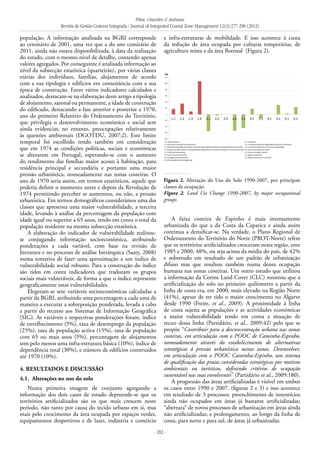 Pires, Craveiro & Antunes
Revista de Gestão Costeira Integrada / Journal of Integrated Coastal Zone Management 12(3):277-290 (2012)
- 282 -
população. A informação analisada na BGRI corresponde
ao censitário de 2001, uma vez que a do ano censitário de
2011, ainda não estava disponibilizada, à data da realização
do estudo, com o mesmo nível de detalhe, contendo apenas
valores agregados. Por conseguinte é analisada informação ao
nível da subsecção estatística (quarteirão), por várias classes
etárias dos indivíduos, famílias, alojamentos de acordo
com a sua tipologia e edifícios em consonância com a sua
época de construção. Entre vários indicadores calculados e
analisados, destacam-se na elaboração deste artigo a tipologia
de alojamento, sazonal ou permanente, a idade de construção
do edificado, destacando a fase anterior e posterior a 1970,
ano do primeiro Relatório do Ordenamento do Território,
que privilegia o desenvolvimento económico e social sem
ainda evidenciar, no entanto, preocupações relativamente
às questões ambientais (DGOTDU, 2007:2). Este limite
temporal foi escolhido tendo também em consideração
que em 1974 as condições políticas, sociais e económicas
se alteraram em Portugal, esperando-se com o aumento
do rendimento das famílias maior acesso à habitação, para
residência principal e secundária e portanto uma maior
pressão urbanística, nomeadamente nas zonas costeiras. O
ano de 1970 seria assim, em termos estatísticos, aquele que
poderia definir o momento antes e depois da Revolução de
1974 permitindo perceber se aumentou, ou não, a pressão
urbanística. Em termos demográficos considerámos uma das
classes que apresenta uma maior vulnerabilidade, a terceira
idade, levando à análise da percentagem da população com
idade igual ou superior a 65 anos, tendo em conta o total da
população residente na mesma subsecção estatística.
A elaboração do indicador de vulnerabilidade realizou-
se conjugando informação socioeconómica, atribuindo
ponderações a cada variável, com base na revisão de
literatura e no processo de análise hierárquica (Saaty, 2008)
numa tentativa de fazer uma aproximação a um índice de
vulnerabilidade social robusto. Para a construção do índice
são tidos em conta indicadores que traduzam os grupos
sociais mais vulneráveis, de forma a que o índice represente
geograficamente estas vulnerabilidades.
Elegeram-se sete variáveis socioeconómicas calculadas a
partir da BGRI, atribuindo uma percentagem a cada uma de
maneira a executar a sobreposição ponderada, levada a cabo
a partir do recurso aos Sistemas de Informação Geográfica
(SIG). As variáveis e respectivas ponderações foram: índice
de envelhecimento (5%), taxa de desemprego da população
(25%), taxa de população activa (15%), taxa de população
com 65 ou mais anos (5%), percentagem de alojamentos
sem pelo menos uma infra-estrutura básica (10%), índice de
dependência total (30%), e número de edifícios construídos
até 1970 (10%).
4. Resultados e Discussão
4.1. 	Alterações no uso do solo
Numa primeira imagem de conjunto agregando a
informação dos dois casos de estudo depreende-se que os
territórios artificializados são os que mais crescem neste
período, não tanto por causa do tecido urbano em si, mas
mais pelo crescimento da área ocupada por espaços verdes,
equipamentos desportivos e de lazer, indústria e comércio
e infra-estruturas de mobilidade. E isso acontece à custa
da redução de área ocupada por culturas temporárias, de
agricultura mista e da área florestal (Figura 2).
Figura 2. Alteração do Uso do Solo 1990-2007, por principais
classes de ocupação.
Figure 2. Land Use Change 1990-2007, by major occupational
groups.
A faixa costeira de Espinho é mais intensamente
urbanizada do que a da Costa da Caparica e ainda assim
continua a densificar-se. Na verdade, o Plano Regional de
Ordenamento do Território do Norte (PROT-Norte) refere
que os territórios artificializados cresceram nesta região, ente
1985 e 2000, 48%, ou seja acima da média do país, de 42%
e sobretudo em resultado de um padrão de urbanização
difuso mas que resultou também numa densa ocupação
humana nas zonas costeiras. Um outro estudo que utilizou
a informação da Corine Land Cover (CLC) mostrou que a
artificialização do solo no primeiro quilómetro a partir da
linha de costa era, em 2000, mais elevado na Região Norte
(41%), apesar de ter tido o maior crescimento no Algarve
desde 1990 (Freire, et al., 2009). A proximidade à linha
de costa sujeita as populações e as actividades económicas
a maior vulnerabilidade tendo em conta a situação de
recuo dessa linha (Partidário, et al., 2009:42) pelo que se
propõe “Contribuir para a desconcentração urbana nas zonas
costeiras, em articulação com o POOC de Caminha-Espinho,
nomeadamente através do estabelecimento de alternativas
estratégicas à pressão urbanística nestas zonas. Desenvolver,
em articulação com o POOC Caminha-Espinho, um sistema
de qualificação das praias consideradas estratégicas por motivos
ambientais ou turísticos, definindo critérios de ocupação
sustentável nas suas envolventes” (Partidário et al., 2009:180).
A progressão das áreas artificializadas é visível em ambos
os casos entre 1990 e 2007, (figuras 2 e 3) e isso acontece
em resultado de 3 processos: preenchimento de interstícios
ainda não ocupados em áreas já bastante artificializadas;
“abertura” de novos processos de urbanização em áreas ainda
não artificializadas; e prolongamento, ao longo da linha de
costa, para norte e para sul, de áreas já urbanizadas.
 
