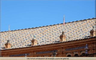 Une toiture entièrement en mosaïque couvre les galeries.
 