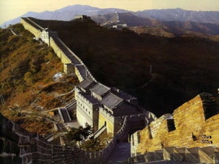 A reconstrução da Muralha atual foi efetuada desde 1368 na dinastia Ming e durou 200 anos.  A Grande Muralha é o único monumento humano da Terra que  se pode ver da Lua, segundo os astronautas. Símbolo do espírito nacional da China, a Grande Muralha é o cristal de inteligência e de saber do povo da China antiga.  Esta muralha constituiu um sistema completo de defesa militar durante a época das armas frias. Nos tempos modernos se apresenta como um espaço remarcado  de aventuras transformando-se desta forma, em importante atração turística, tanto para chineses como para turistas estrangeiros. Além dos muros, ao longo da muralha levantaram-se torres, passos estratégicos e atalaias que tinham por função servir como um alarme a possíveis ataques. A Grande Muralha estende-se por mais de seis mil quilômetros de leste a oeste no norte da China como um imenso dragão percorrendo seu caminho pelos desertos e montanhas. Nura Slides 