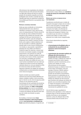 infra-estruturas mais respeitadoras do ambiente.
O financiamento das infra-estruturas ferroviárias
nos Alpes pela cobrança de taxas aos veículos
pesados de mercadorias enquadra-se de forma
privilegiada neste conceito, a exemplo das taxas
cobradas pela Suíça, em especial aos camiões da
Comunidade, para financiar as suas grandes obras
ferroviárias.
REFORÇAR A SEGURANÇA RODOVIÁRIA
Ainda que seja considerado um instrumento
indissociável do bem-estar colectivo e
individual, o transporte é visto, cada vez mais,
como um perigo potencial. O final do século XX
foi marcado por vários acidentes ferroviários
dramáticos, pelo acidente do Concorde e pelo
naufrágio do Erika, que impressionaram os
espíritos. No entanto, o grau de aceitação da
insegurança nem sempre é coerente. De outra
forma, como explicar a relativa tolerância com
que são encarados os acidentes rodoviários,
quando todos os anos morrem 40 000 pessoas
nas estradas, ou seja, quando o equivalente à
população de uma cidade como Baiona é
riscado do mapa? Em cada dia, o número total
de mortos nas estradas europeias corresponde
praticamente ao da queda de um avião de
médio porte, com a lotação completa. As vítimas
da estrada, entre mortos e feridos, representam
um custo para a sociedade que ascende a
dezenas de milhares de milhões de euros e um
custo humano incalculável. É por essa razão que
o objectivo da União em termos de segurança
rodoviária deverá ser o de uma redução em 50%
do número de vítimas até 2010. Garantir a
segurança rodoviária nas cidades, por exemplo, é
condição prévia ao desenvolvimento da bicicleta
como meio de transporte.
Importa constatar que existem grandes
reticências por parte dos Estados-Membros em
relação a qualquer medida a nível comunitário,
quer se trate do uso do cinto de segurança pelas
crianças ou nos autocarros, quer da
harmonização do teor autorizado de alcoolemia,
em discussão há 12 anos. A Comissão entende
que deve privilegiar, até 2005, o intercâmbio
de boas práticas, mas reserva a possibilidade
de tomar iniciativas de carácter regulamentar se
o número de acidentes não diminuir, tanto mais
que ele é ainda mais elevado nos países
candidatos.
No imediato, a Comissão tomará duas
iniciativas limitadas à rede transeuropeia. A
primeira será harmonizar a sinalização dos
locais especialmente perigosos. A segunda será
uniformizar, para o transporte comercial
internacional, as regras relativas aos controlos e
sanções do excesso de velocidade e de álcool
ao volante.
DECIDIR UMA POLÍTICA DE TARIFAÇÃO EFICAZ
DOS TRANSPORTES
É geralmente reconhecido que os modos de
transporte não pagam sempre, nem em todo o
lado, os custos que geram. A situação difere
enormemente entre Estados e modos de
transporte. Isto implica uma distorção do
mercado interno e falseia a concorrência no seio
dos sistemas de transporte. É devido a esta
circunstância que não existe um verdadeiro
incentivo para utilizar os modos menos
poluentes ou as redes menos congestionadas.
O livro branco desenvolverá as seguintes
orientações:
— a harmonização da fiscalidade sobre os
combustíveis de uso profissional, em
especial no sector do transporte
rodoviário;
— a aproximação dos princípios tarifários de
utilização das infra-estruturas. A
incorporação dos custos externos deve
também encorajar a utilização de modos de
transporte que tenham menor impacto
ambiental e permitir investimentos, com as
receitas assim obtidas, em novas
infra-estruturas, tal como propõe o
Parlamento Europeu no relatório Costa (4
). As
actuais regras comunitárias, como, por
exemplo, a Directiva 1999/62, relativa à
aplicação de imposições aos veículos
pesados de mercadorias («Eurovinheta»),
devem, portanto, ser substituídas por um
enquadramento moderno dos sistemas de
tarifação da utilização de infra-estruturas
para incentivar esta evolução, sem deixar de
garantir uma concorrência equitativa entre
os modos de transporte, e uma tarifação
mais eficaz, permitindo assegurar a
manutenção da qualidade do serviço.
Uma tal reforma exige a igualdade de
tratamento entre operadores e entre modos de
transporte. Quer se trate de aeroportos, portos,
estradas, vias férreas ou vias navegáveis
interiores, o preço da utilização dessas infra-
-estruturas deverá variar, de acordo com o
(4
) A5-034/2000.
 
