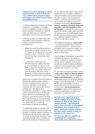 medida por excesso de velocidade, se esta for
superior ao limite em 40 km/h. Nestes dois
casos, o direito francês não permite aplicar
estas sanções a um condutor que não seja de
nacionalidade francesa.
A condução perigosa para terceiros é um flagelo
comparável à criminalidade, e a Comissão
encara a possibilidade de tomar iniciativas no
quadro da política comunitária em matéria de
justiça, não apenas para os condutores
profissionais, mas para todos os automobilistas.
A título de exemplo, a associação belga «RED»
desenvolveu acções inovadoras e eficazes em
matéria de prevenção rodoviária,
nomeadamente:
— oferecendo cursos de condução defensiva,
que ensinam a controlar o veículo em caso
de travagem de emergência com chuva, qual
a posição correcta ao volante, etc. (não se
trata, em caso algum, de aprender a fazer
derrapagens);
— organizando, em colaboração com o
Ministério da Justiça, medidas alternativas
em caso de infracção, ou seja, em vez de
multa ou apreensão temporária da carta, os
infractores, com o seu acordo, recebem um
curso de condução defensiva e vão dar
assistência a pessoas politraumatizadas da
estrada em estabelecimentos especializados.
Importa atacar o problema da harmonização de
determinadas regulamentações, sanções e
controlos (nomeadamente em matéria de
excesso de velocidade e de alcoolemia),
começando pela rede transeuropeia de auto-
-estradas, que é, aliás, objecto de co-
-financiamento comunitário e na qual circula um
número crescente de nacionais de diferentes
Estados-Membros, e em primeiro lugar pelo
transporte comercial internacional. Esta acção
passa, especificamente, por uma aproximação
das características técnicas das infra-estruturas
mas, igualmente, por um mínimo de
harmonização no domínio da sinalização.
A multiplicidade de tipos de marcação e de
painéis de sinalização existentes nos itinerários
europeus, em especial os painéis indicadores de
direcção, que não foram harmonizados pelas
convenções da Organização das Nações Unidas,
representa um perigo para os condutores. Os
princípios de sinalização das direcções variam
de um Estado para outro, para o mesmo tipo de
estrada. Assim, em cinco países, é utilizado o
verde para sinalizar as auto-estradas enquanto
nos outros se utiliza o azul. São igualmente
variáveis os princípios em matéria de língua,
para os nomes das localidades, tal como na
numeração dos itinerários. Será necessário,
portanto, considerar a instalação progressiva
de painéis e sinais harmonizados na rede
transeuropeia e a utilização dos mesmos sinais
a bordo dos veículos. A prazo, parece inevitável
um sistema comum de identificação dos troços
da rede rodoviária transeuropeia, para melhorar
a sua visibilidade e garantir a qualidade
contínua da rede para os utentes.
Uma sinalização adequada dos pontos negros
— insistindo, nomeadamente, no número de
vítimas que provocaram — deverá torná-los
perceptíveis para os condutores europeus que
transitam pelos grandes eixos de circulação
através de vários países.
Convirá analisar as possibilidades de generalizar
a realização de auditorias e de estudos de
impacto no domínio da segurança rodoviária
nos eixos da rede rodoviária transeuropeia, a
exemplo dos estudos de impacto ambiental, em
especial no caso dos projectos para os quais é
solicitado apoio financeiro comunitário.
Por outro lado, é necessário prosseguir o esforço
de luta contra o flagelo do álcool ao volante e
encontrar soluções para a questão do uso de
drogas ou de medicamentos com efeitos na
aptidão para conduzir um veículo em condições
seguras. A Comissão adoptou, em 17 de Janeiro
de 2001, uma recomendação instando os
Estados-Membros a prescrever um limite de
0,5 mg/ml para a taxa de alcoolemia dos
condutores em geral e de 0,2 mg/ml para os
condutores profissionais, os condutores de
motociclos e os recém-encartados.
Para lutar contra o flagelo do álcool ao
volante na Bélgica, foi lançada em 1995 a
campanha do «Bob», ou seja, quem vai
conduzir não bebe —, que teve grande
sucesso.Trata-se de incitar os automobilistas
a designarem, entre os membros de um
grupo, a pessoa que se absterá de beber e
que, assim, poderá conduzir os outros, no
regresso, em toda a segurança.
Em França, para além das campanhas de
sensibilização, foram igualmente
desenvolvidas outras práticas para reduzir o
 