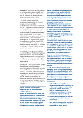que a abertura à concorrência é total no sector
do transporte rodoviário, a ausência de uma
tributação harmonizada dos combustíveis surge
cada vez mais como um obstáculo ao bom
funcionamento do mercado interno.
A fiscalidade sobre os combustíveis é
constituída, em grande parte, por impostos
especiais sobre o consumo. Os
Estados-Membros decidiram por unanimidade,
em 1992, a criação de um sistema comunitário
de tributação dos óleos minerais assente em
duas directivas que prevêem uma taxa de
imposição mínima para cada óleo mineral em
função da sua utilização (carburante, uso
industrial e comercial, aquecimento). Na prática,
os impostos sobre o consumo excedem,
frequentemente em muito, os valores mínimos
comunitários, não reavaliados desde 1992, e
revelam-se muito diferentes de país para país,
desde, por exemplo, os 307 euros por 1 000 litros
de gasolina sem chumbo na Grécia aos 783
euros no Reino Unido.
Por outro lado, vários regimes derrogatórios
permitem aos Estados-Membros a isenção ou a
redução dos impostos sobre o consumo dos
produtos petrolíferos. Assim, estão previstas na
legislação comunitária, por exemplo, isenções
para os combustíveis utilizados na navegação
aérea comercial.
Por outro lado, a legislação comunitária prevê a
possibilidade de os Estados-Membros
apresentarem pedidos específicos de isenção ou
de redução de impostos sobre o consumo,
desde que respeitem as políticas comunitárias,
nomeadamente de protecção do ambiente, da
energia e dos transportes, mas também do
mercado interno e da concorrência.Tais
derrogações permitiram favorecer a introdução
de novas tecnologias e de carburantes limpos
(sem chumbo ou com baixo teor de enxofre, por
exemplo).
Por uma tributação harmonizada do
combustível para uso profissional para o
transporte rodoviário
Quando, em meados de 2000, os preços dos
combustíveis dispararam, os transportadores
rodoviários comunitários confrontaram-se
com pressões económicas muito fortes. A
rubrica «combustíveis» representa, com efeito,
cerca de 20% dos custos de exploração das
empresas de transporte rodoviário. Além
disso, a estrutura do sector, nomeadamente
devido à existência de um grande número de
microempresas, reduz consideravelmente o
seu poder de negociação em relação aos
clientes e torna mais lenta a adaptação das
tarifas em função do aumento das matérias-
-primas. Acresce que os impostos especiais
sobre o consumo de gasóleo registam níveis
muito diferenciados entre os
Estados-Membros, com uma variação entre
246 e 797 euros por cada 1 000 litros, o que
acentua as tensões num mercado liberalizado.
A Comissão regista igualmente que os
impostos especiais sobre o consumo de
gasóleo são, em média, inferiores em 140
euros (por 1 000 litros) aos que incidem sobre
a gasolina sem chumbo.
Por outro lado, os princípios do
desenvolvimento sustentável exigem que os
utentes de transportes sejam confrontados
em maior grau com preços «verdadeiros», isto
é, que integrem as externalidades negativas,
nomeadamente as associadas aos gases com
efeito de estufa. Ademais, é patente que a
fiscalidade tem um efeito amortecedor das
variações dos preços do petróleo bruto.
Dissociar os regimes de tributação dos
carburantes reservados a usos profissionais
dos que são reservados a usos particulares
permitiria aos Estados-Membros reduzir as
diferenças de tributação entre os veículos
que consomem gasolina e os que consomem
gasóleo.
A curto prazo, será necessário propor um
carburante de uso profissional sujeito a uma
fiscalidade harmonizada. Esta solução teria,
assim, por objectivo instaurar um imposto
especial sobre o consumo de gasóleo de uso
profissional, harmonizado à escala
comunitária, que, na prática, seria superior à
média actual dos impostos sobre o gasóleo.
Este sistema:
— daria satisfação aos requisitos das
políticas comunitárias dos transportes, do
ambiente e da energia, indo no sentido,
graças a um aumento dos impostos
especiais sobre o consumo, de um
reequilíbrio modal e de um reforço da
internalização dos custos externos;
— melhoraria o funcionamento do mercado
interno, limitando as distorções da
concorrência;
— traria ao sector dos transportes rodoviários
uma vantagem essencial em termos de
estabilidade dos preços de custo.
 