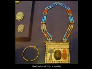 Pectoral orné d'un scarabée
 