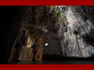 Homenaje a Ramón y Cajal Parte del segundo nivel o planta está dedicada al célebre científico español. En ella el público podrá encontrar esta reconstrucción gigante hecha con cables de un cerebro humano. El que haya sido fabricado con cables no es gratuito, ya que pretende simbolizar el sistema de redes neuronales que conforma nuestra mente. El visitante podrá penetrar además en este enorme cerebro y contemplar un espectacular juego de luces que le explicará el proceso de la sinapsis, o como las neuronas se relacionan entre sí. 