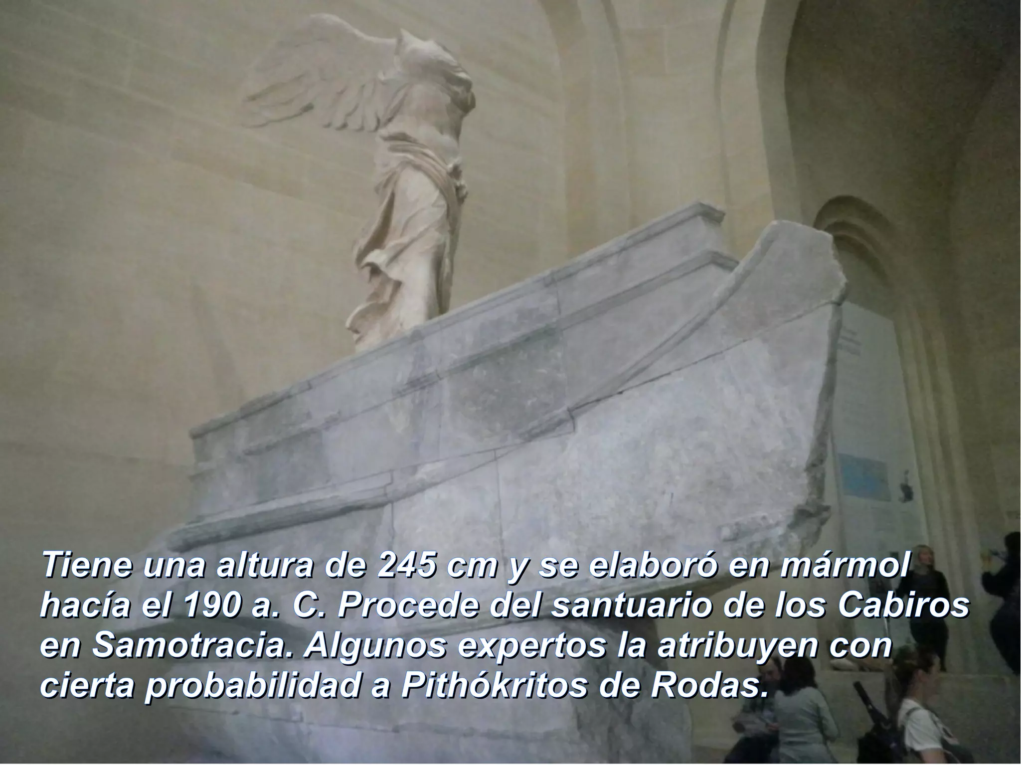 Tiene una altura ddee 224455 ccmm yy ssee eellaabboorróó eenn mmáárrmmooll 
hhaaccííaa eell 119900 aa.. CC.. PPrroocceeddee ddeell ssaannttuuaarriioo ddee llooss CCaabbiirrooss 
eenn SSaammoottrraacciiaa.. AAllgguunnooss eexxppeerrttooss llaa aattrriibbuuyyeenn ccoonn 
cciieerrttaa pprroobbaabbiilliiddaadd aa PPiitthhóókkrriittooss ddee RRooddaass.. 
 