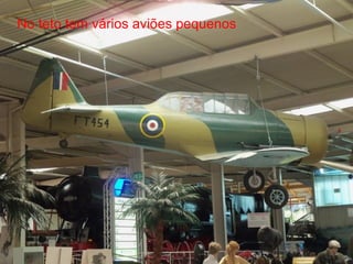 No teto tem vários aviões pequenos
 