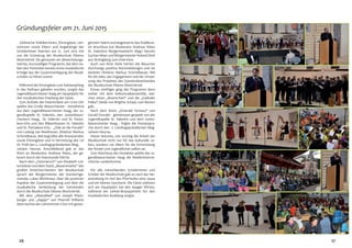 14
Orchester der Musikschule
Juniorblasorchester Strengberg
Streichorchester
Akkordeonorchester
Das große Streichorchester der Musik-
schule Oberes Mostviertel entwickelte sich
aus dem Fachgruppenprojekt „Let‘s play
together“, bei dem einige Stücke mit allen
Schülerinnen und Schülern der Fachgruppe
Im Akkordeonorchester spielen 15 Schüler-
Innen. Geprobt wird in Haag unter der Lei-
tung von Ingrid Nagelstrasser. Bei Auftritten,
wie dem Orchesterkonzert in Haag oder dem
Sommerkonzert auf der Haager Theaterbüh-
ne, wird das Orchester von einem speziellen
Streichinstrumente einstudiert wurden. Erste
Auftritte absolvierten die SchülerInnen beim
Fachgruppenprojekt „Let‘s play together“
und der Gründungsfeier der Musikschule am
21. Juni 2015.
Bassakkordeon und einem Drumset unter-
stützt. Zusätzlich findet in den Sommerferien
ein freiwilliges 4-tägiges Camp statt, in dem
neben dem Musizieren vor allem die soziale
Gemeinschaft gefördert wird.
Das Juniorblasorchester Strengberg stand
unter der Leitung von Christian Moser, MA
von der Musikschule Oberes Mostviertel
und Benedikt Haas von der Trachtenkapelle
Strengberg.
Als Kooperation zwischen Musikschule und
Musikverein wurde versucht das Youngstars
Orchestra auszubauen und Proben regelmä-
ßig abzuhalten. Ein Auftritt gelang beim Kon-
zert der Trachtenkapelle Strengberg am 22.
März 2015.
Aufgrund der zu wenigen Orchesterteilneh-
merInnen müssen die Strengberger Blasmu-
sikschülerInnen künftig zu Orchestern nach
Haag bzw. St. Pantaleon-Erla ausweichen.
In St. Pantaleon-Erla umfasst das Junior-
blasorchester 14 SchülerInnen. Es besteht vor
allem aus JungmusikerInnen der ehemaligen
Bläserklasse. Unter der Leitung von Thomas
Kaser hatte das Orchester Auftritte beim
Frühjahrskonzert des Musikvereines St. Pan-
taleon, beim Volksmusikabend in St. Valentin,
beim Kunterbunten Liederabend und bei der
Gründungsfeier der Musikschule.
Juniorblasorchester St. Pantaleon-Erla
 