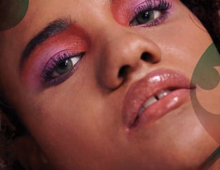 Uma yYelena, son dos paletas de sombras diseñadas para darle
brillo y elegancia a tu mirada, elaboradas con ingredientes de
alta calidad, textura suave y cremosa
PALETAS DE
SOMBRAS
YELENA
UMA
BENEFICIOS
•Alta fijación
• Fórmula duradera y homogénea
• Colores intensos y radiantes
• Pigmentos finos
•Adicionado convitamina E
• Colores combinables
• Estuche compacto
•Aplicadormetálico con cerdas sintéticas
•Tonos satinados, tornasol y metálicos (Uma)
•Tonos mate, tornasol y metálicos (Yelena)
Moscu
San
Petesburgo
Ekaterinburgo
Briansk
Klintsi
Quarzo
80's
Astro Flash
Oman Sunset
Lumos NYC
Omsk
Perm
Sochi
P A L E TA
P A L E TA
$550
precio
sugerido
12g (0.42 Oz.) e
SALUD ES BELLEZA
 