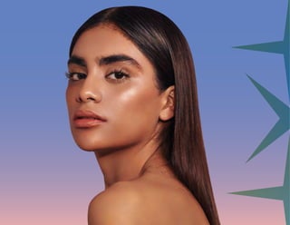 BENEFICIOS
• Fácil aplicación
• Brinda a la piel una apariencia radiante
•Textura brillante, satinada y luminosa
• Delicioso aroma
•Tono Beige Brillante (Kaus)
•Tono Rose Gold (Kuma)
• Fórmula enriquecida convitamina E y aceite de jojoba
Kaus y Kuma son dos iluminadores cremosos elaborados
con pigmentos luminosos que depositan pequeñas
partículas de brillo en la piel que, a suvez reflejan la luz de
una forma radiante.
Su cómoda presentación permite aplicarlas en el
rostro y en todo el cuerpo para resaltar, estilizary dar
luminosidad de una forma natural
Kaus
Kuma
$340
precio
sugerido
6g (o.21 Oz.) e
BARRAS
ILUMINADORAS
SALUD ES BELLEZA
 