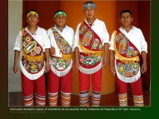 Intrincados bordados realzan el simbolismo de los atuendo de los Voladores de Papantla en El Tajín, Veracruz
Foto © Guadalupe Chiu (29/08/2009)
 