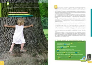 3 
eantwoorden aan de noden van de hedendaagse samenleving en er tegelijk voor 
zorgen dat de generaties van morgen ook in hun behoeften kunnen voorzien, dat is 
de visie op de rol en de verantwoordelijkheid van de papiersector in België aan het begin van 
het derde millennium. 
Door te steunen op oud papier als voornaamste grondstoffen dus prioriteit aan recyclage en 
herwaardering, zet de papiersector nog een stap verder in de richting van duurzame ontwikkeling 
en spaarzaam gebruik van natuurlijke rijkdommen. 
Door natuurlijke en hernieuwbare grondstoffen in te zetten voor de rest van zijn bevoorrading, 
kiest de papiersector vrijwillig voor een model dat ingaat tegen de traditionele westerse 
consumptiewijze die steeds meer gebaseerd zijn op de ontginning van niet-hernieuwbare 
middelen. 
Al in 2003 was de Belgische papiersector de eerste die akkoorden ondertekende met het 
Waals en Vlaams gewest, met de bedoeling te streven naar een verlaging van de CO2-uitstoot 
per geproduceerde ton papier, door gebruik te maken van groene energie en te mikken op 
efficiënter energieverbruik. 
Door te ijveren naar een permanente beperking van zijn ecologische voetafdruk, werkt de 
papiersector aan de vereiste groene bakens voor de ontwikkeling van de komende generaties. 
Ons recyclagepercentage bedraagt 76,1%, onze beboste oppervlakte is in 50 jaar tijd met 
30% toegenomen, onze CO2 voetafdruk is sinds 1990 met 35% gedaald en het gros van de 
energie die we verbruiken is hernieuwbaar. Aldus de balans van een industrie die erin slaagt 
volledig te beantwoorden aan de noden van de huidige generatie en tegelijk zorg draagt voor 
de volgende. 
En toch stemt deze realiteit niet altijd overeen met de perceptie van het publiek. Waar loopt 
het mis? 
Terwijl duurzame ontwikkeling als concept veel inspanningen vroeg van de spelers die inzagen 
hoe dringend ze het moesten in de praktijk brengen, bracht het een vorm van greenwashing 
met zich mee bij diegenen die voor een gemakkelijkere weg kozen. Als het om milieubewustzijn 
gaat, kunnen we vandaag alleen maar vaststellen dat de meest duurzame spelers niet altijd 
diegenen zijn die er het vaakst over praten. 
Misschien moeten we een aantal feiten nader bekijken 
k e r n c i j f e r s 
Inzamelingsgraad papier en karton in 2012: 76,1% . 
Inzamelingsgraad ICT: 13,6% grootteorde. 
Gronstoffenaanvoer via recyclage: 51% voor papier en karton. 
Voor plastic: 20% grootteorde. 
91% van onze grondstoffen zijn afkomstig uit Europa. 
25% van de grondstoffen voor ICT zijn afkomstig uit Europa (grootteorde). 
Een vel papier heeft 3,5 levens, een ICT produkt slechts 1 leven. 
30% meer bossen in de afgelopen 30 jaar - 57% van de bossen zijn gecertificeerd. 
De CO2 voetafdruk is voor papier met 40% gedaald, het energieverbruik 
met 14% Tegenover een verdubbeling voor ICT. 
D uurzaamheid is uitgegroeid tot een prioritair thema binnen onze samenleving, nu de omvang 
van de ecologische en maatschappelijke crisis wereldwijd duidelijk wordt. Denk maar aan de 
klimaatverandering, de uitputting van de natuurlijke rijkdommen, waterschaarste, de nakende 
oliepiek, de kloof tussen de rijke en de ontwikkelingslanden, voedselveiligheid, ontbossing en de 
dramatische daling van de biodiversiteit of de groei van de wereldbevolking en een aantal industriële 
en natuurrampen… 
In die context werd duurzame ontwikkeling opgenomen als een van de Millenniumdoelstellingen inzake 
ontwikkeling zoals die bepaald werden door de UNO-lidstaten. Er wordt gewerkt rond drie pijlers: 
Doeltreffendheid (efficiëntere technieken); 
Spaarzaamheid (zuinig gebruikte technieken); 
Inzet van hernieuwbare bronnen. 
B 
2 
 