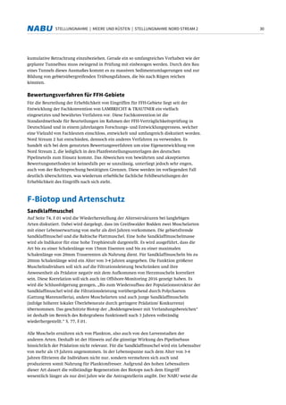 30STELLUNGNAHME | MEERE UND KÜSTEN | STELLUNGNAHME NORD STREAM 2
kumulative Betrachtung einzubeziehen. Gerade ein so umfangreiches Vorhaben wie der
geplante Tunnelbau muss zwingend in Prüfung mit einbezogen werden. Durch den Bau
eines Tunnels dieses Ausmaßes kommt es zu massiven Sedimentumlagerungen und zur
Bildung von gebietsübergreifenden Trübungsfahnen, die bis nach Rügen reichen
könnten.
Bewertungsverfahren für FFH-Gebiete
Für die Beurteilung der Erheblichkeit von Eingriffen für FFH-Gebiete liegt seit der
Entwicklung der Fachkonvention von LAMBRECHT & TRAUTNER ein vielfach
eingesetztes und bewährtes Verfahren vor. Diese Fachkonvention ist die
Standardmethode für Beurteilungen im Rahmen der FFH-Verträglichkeitsprüfung in
Deutschland und in einem jahrelangen Forschungs- und Entwicklungsprozess, welcher
eine Vielzahl von Fachleuten einschloss, entwickelt und umfangreich diskutiert worden.
Nord Stream 2 hat entschieden, dennoch ein anderes Verfahren zu verwenden. Es
handelt sich bei dem genutzten Bewertungsverfahren um eine Eigenentwicklung von
Nord Stream 2, die lediglich in den Planfeststellungsunterlagen des deutschen
Pipelineteils zum Einsatz kommt. Das Abweichen von bewährten und akzeptierten
Bewertungsmethoden ist keinesfalls per se unzulässig, unterliegt jedoch sehr engen,
auch von der Rechtsprechung bestätigten Grenzen. Diese werden im vorliegenden Fall
deutlich überschritten, was wiederum erhebliche fachliche Fehlbeurteilungen der
Erheblichkeit des Eingriffs nach sich zieht.
F-Biotop und Artenschutz
Sandklaffmuschel
Auf Seite 74, F.01 wird die Wiederherstellung der Altersstrukturen bei langlebigen
Arten diskutiert. Dabei wird dargelegt, dass im Greifswalder Bodden zwei Muschelarten
mit einer Lebenserwartung von mehr als drei Jahren vorkommen. Die gebietsfremde
Sandklaffmuschel und die Baltische Plattmuschel. Eine hohe Sandklaffmuschelmasse
wird als Indikator für eine hohe Trophiestufe dargestellt. Es wird ausgeführt, dass die
Art bis zu einer Schalenlänge von 15mm Eisenten und bis zu einer maximalen
Schalenlänge von 20mm Trauerenten als Nahrung dient. Für Sandklaffmuscheln bis zu
20mm Schalenlänge wird ein Alter von 3-4 Jahren angegeben. Die Funktion größerer
Muschelindividuen soll sich auf die Filtrationsleistung beschränken und ihre
Anwesenheit als Prädator negativ mit dem Aufkommen von Herzmuscheln korreliert
sein. Diese Korrelation soll sich auch im Offshore-Monitoring 2016 gezeigt haben. Es
wird die Schlussfolgerung gezogen, „Bis zum Wiederaufbau der Populationsstruktur der
Sandklaffmuschel wird die Filtrationsleistung vorübergehend durch Polychaeten
(Gattung Marenzelleria), andere Muschelarten und auch junge Sandklaffmuscheln
(infolge höherer lokaler Überlebensrate durch geringere Prädation/ Konkurrenz)
übernommen. Das geschützte Biotop der „Boddengewässer mit Verlandungsbereichen“
ist deshalb im Bereich des Rohrgrabens funktionell nach 3 Jahren vollständig
wiederhergestellt.“ S. 77, F.01.
Alle Muscheln ernähren sich von Plankton, also auch von den Larvenstadien der
anderen Arten. Deshalb ist der Hinweis auf die günstige Wirkung des Pipelinebaus
hinsichtlich der Prädation nicht relevant. Für die Sandklaffmuschel wird ein Lebensalter
von mehr als 15 Jahren angenommen. In der Lebensspanne nach dem Alter von 3-4
Jahren filtrieren die Individuen nicht nur, sondern vermehren sich auch und
produzieren somit Nahrung für Planktonfresser. Aufgrund des hohen Lebensalters
dieser Art dauert die vollständige Regeneration des Biotops nach dem Eingriff
wesentlich länger als nur drei Jahre wie die Antragstellerin angibt. Der NABU weist die
 