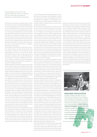 Inselkartoffeln / Kulinarik ‹
›

Das haben Hoffmanns, hier mit dem Trecker
auf dem Morsumer Feld, verdient: Das »Natürlich
Sylt«-Team schenkt ihnen eine Headline im
Kartoffeldruck, mit Original-Stoff vom Hof gefertigt

rumpel. Drei Kategorien Hoffman-Kartoffeln plumpsen an verschiedenen Stellen des Förderbands durchs Kartoffelraster: die großen
(4,5 cmDurchmesser und mehr, meist Salzkartoffeln), die mittleren
(Pellkartoffeln) und die »Drillinge« oder »Biike-Kartoffeln«, wie sie
hier heißen. Kleine, feine Dinger, perfekt zum Grünkohl in der karamellisierten Variante. Frisch geerntet sind sie so gut, dass man sie

Kaffee auch noch leisten können«. Wer jetzt mit einem netten Trink-

Herz, Sinn für trockenen Humor, viel Verantwortungsgefühl und kei-

auch Bonbon nennen könnte.

geld gerechnet hat, liegt voll daneben. 2,50, abgezählt. Der Mann

ne Lust sich aufzuregen. Warum auch? Da sitzt er auf einer Holzbank

Das sieht Hofhund Trina offenbar genauso. »So zehn bis 15 Kartof-

geht. »Kommt gleich wieder,« sagt Boy Henning, »keine 10 Minuten,

auf dem Hof. Weiße Wände, blaue Türen. Kurze Pause, schnacken,

feln frisst sie jeden Tag«, sagt Boy Henning, beim Ernten sammelt

dann ist der wieder hier. Wetten?!« Wieso das? Abwarten, mahnt

eine rauchen. Hier parkt der Trecker, da striegelt Strubbel ihre Rapp-

sie schon mal nach, also das, was die Maschine nicht aufnahm.

Boy Henning, abwarten, aber bitte um Himmels Willen nicht aufre-

stute, Vater macht grade frischen Kaffee, ein Eimer voller Dahlien

Hat sie sich abgeguckt von ihrem Vorgänger, einem Border Collie.

gen. Sechs Minuten vergehen, der Mann ist wieder da, schwenkt den

steht in der Einfahrt zum Verkauf, ein freundlicher, schwarzer Hund

»Paar Generationen weiter und wir haben den vegetarischen Mor-

Eierkarton. »Hab ichs nicht gesagt?«, raunt Boy Henning, grinst und

mit weißem Latz und ebensolchen Strümpfen streckt sich in der

sumer Kartoffelhund, müssen kein Futter mehr kaufen«, grinst Boy

fingert in der Hosentasche herum. 10, 20, 30, 40, 50 Cent zählt er

Sonne. Kinder wuseln, Schweine quieken, Hühner gackern. Mutter

Henning und brüllt, »Hör sofort auf die Schnitzel zu ärgern«, wenn

langsam auf den Holztisch. »Auf der Pappe steht …«, sagt der Mann,

Hella hat heute frei und verschwindet fröhlich in ihre Sauna-Runde.

Trina vor Übermut mal wieder die Schweine ankläfft, weil die sich

»Jaja«, sagt Boy Henning, »Zwei Euro, ich weiß. Das liegt daran, dass

Es riecht nach Heu, nach körperlich schwerer Arbeit, aber auch nach

so herrlich aufscheuchen lassen im Auslauf, da hinten, nah bei der

es sich nicht lohnt für 20 Hühner eigene Eierkartons drucken zu las-

Zufriedenheit. Ursprünglich. Echt. Idyllisch, mag der Urlauber den-

Sortiermaschine. Abgefüllt werden die Kartoffeln in 25-Kilo-Säcken.

sen. Dieser war wohl von Aldi. Die Leute bringen uns gern ihre alten

ken. Sicher, das ist es auch manchmal. Vor allem ist es unaufgeregt.

Da wird die Tonne zum ersten Mal von Hand bewegt, das nächste

Kartons vorbei zum recyceln.« Der Mann steckt 50 Cent ein und zieht

Was soll man sich auch aufregen?!

Mal, wenn verladen wird für die Auslieferung, dann ein drittes Mal

davon. Mit zehn riesigen nestfrischen Eiern die mindestens drei Euro

Familie Hoffmann in Morsum gehört zu Sylt wie der Gast zur Hoch-

beim Abladen. »Fitness-Studio kannst du dir hier sparen«, sagt Boy

wert sind für zwei Euro. Nicht aufregen, lieber herzlich lachen, Wette

saison. Beides harmoniert nicht immer, aber davon später mehr.

Henning, der abends schon mal ein bisschen unrund läuft, sich den

gewonnen! Siehste? Der Mensch ist komisch! Noch’n Witz zum Ab-

Zwei Generationen Hoffmänner und -frauen leben hier von drei

Rücken hält, vor allem, wenn er und sein Vater zwei Mal täglich raus

schluss? Bitte, gerne, das versöhnt vielleicht. »Neulich waren wel-

Geschäftszweigen, wenn man das so nennen darf. Sie vermieten

waren, weil wieder so viele Bestellungen reinkamen. Die notiert Boy

che hier, die hatten Lidl-Kartoffeln unterm Arm. Etikett abgepult. Sie

Boxen für Pferde, acht sind es derzeit, vor allem Rentner, die nicht

Henning gern mit Kugelschreiber auf der linken Hand, Handy mit

wollten reklamieren, die Kartoffeln schmeckten nicht, einmal um-

mehr geritten oder gefahren werden, mit täglichem Weidegang und

der Schulter ans Ohr geklemmt, die Auftragslage immer im Blick,

tauschen bitte. Lustig nicht?« Nicht wirklich. Man könnte sich echt

Streicheleinheiten. Sie vermieten Ferienwohnungen, denen »De-

und sieht dann abends aus wie tätowiert.

aufregen für die Hoffmänner, aber Boy-Henning lacht so ansteckend,

sign« ein Fremdwort ist, dafür aber viel Charme und liebenswerter

Ausgeliefert wird, auch an ausgewählte Supermärkte und »Privat-

das lassen wir jetzt mal. Bringt ja doch nichts. Menschliche Abgründe

Familienanschluss eigen. Und sie leben von der Landwirtschaft, vor

kunden ab 25 Kilo«, frühmorgens nach Order am Vortag. Bis 10 Uhr

mit Humor zu überbrücken – das gehört eben zu den Hoffmanns wie

allem von und mit legendären Kartoffeln.

sollte man damit durch sein. »Neulich lag ich in sauer nach einer Fei-

der Gast zur Hochsaison. Und wie die echte Morsumer Kartoffel auf

Die Morsumer Kartoffel ist berühmt, weil sie so gut schmeckt, weil sie

er, war spät dran, dann brauchst du in der Saison gleich mindestens

den Sylter Teller.

echt Sylt ist. Weil sie korrekt und ehrlich angebaut und vermarktet

eine Stunde länger«, sagt Boy Henning. Touristenstau und so. 80 bis

wird. Sie diktiert den Jahresrhythmus der Familie. Im Winter »geht

90 Prozent der Ernte gehen an die Gastronomie, der Rest wird von

der Pferdemist auf den Acker«, sagt Senior Boy Henning, »Super-

Privatleuten verbraucht, auch als Souvenir. »Manche nehmen 10 bis

dünger«. Im März wird umgepflügt, zwischen dem 10. und 15. April

20 kleine Säcke à 2,5 Kilo für Freunde zuhause mit«, viele sogar 25

gepflanzt, um den 20. Juli mit der Ernte angefangen, irgendwann im

Kilo, die sie einkellern, weil sie so gut nach Urlaub schmecken. Für

September ist die Ernte durch, dann wird eingelagert, am liebsten

den alltäglichen und den Insulaner-Verbrauch gibts einen Verkaufs-

bei 5 Grad, im Dunkeln, »da fühlt die Kartoffel sich wohl«.

stand vor der Haustür. Da sind auch Wollmützen im Angebot, selbst-

So der Regelfall. Diese Saison war alles ein bisschen anders. »Zu

gemachte Marmelade, Blumen. Alles in Selbstbedienung.

lang zu kalt, dann zu nass, dann zu lang zu trocken, dann wieder zu

»Kassensturz, nachzählen abends, das haben wir uns abgewöhnt«,

nass«, sagt Vater und runzelt die Stirn. Bis zu 300 Tonnen, die ein

meint Boy Henning und es klingt ein bisschen resigniert. Es wird

gutes Jahr bescheren kann, werden es diesmal wohl nicht werden.

geschummelt und geklaut, dass einem schwindelig werden kann an

Als erste kommt die »Princess« raus, die Frühdelikatesse, die späte

der »Honesty Box«, wie der Engländer diese freiwilligen Bezahlsys-

Morsumerin ist die »Belana«, beide von besonderem Geschmack.

teme nennt. Und das, obwohl sie hier das nehmen, was Boy Henning

Ist es ein Hauch Salz? Ist es die bilderbuchartige Gelbfleischigkeit?

»Festlandspreise« nennt. 4 Euro für 2,5 Kilo, Preistendenz fallend

Die Festigkeit? Die Morsumer Erdkrume? »Egal«, sagt Boy Henning,

mit fortschreitender Kartoffelsaison, »am Ende landen wir bei so was

die allerersten, einfach mit Schale gegessen, schlicht mit Salzbutter,

um die drei Euro«. Reich wird man nicht mit der Morsumer Kartof-

höchstens noch ein bisschen Sour Cream dazu, »da gibts doch nichts

fel, höchstens an Lebenserfahrung. Aber was soll man sich aufregen.

Morsumer Spezialitäten

Besseres«. Recht hat der Mann und er ist nicht allein mit seiner Mei-

Nur manchmal, da könnte Boy Henning wirklich, also echt. Wenn er

Kartoffeln, Kartoffeln, Kartoffeln, Ferien auf

nung. Auf dem Morsumer Kliff serviert man Hoffmann-Kartoffeln,

mal wieder dazukommt, wie sie ihm Kartoffeln klauen direkt vom

bei Fisch Fiete, im Salon 1900, bei Ivo, in der Sturmhaube. Und

Acker, was häufiger vorkommt, als man sich das vorstellen mag.

dem Bauernhof (auf Wunsch sogar mit Klöppel-

»beim Herbert«, was die Sansibar ist, die eine Extrawurst bekommt:

Cayenne-Heckklappe auf, Schaufel raus und los gehts. Überhaupt,

»La Ratte«, die französische Diva unter den Erdäpfeln. Ein bisschen

die Sache mit der Vermarktung, die ist nicht so einfach, wie man ver-

Gemüse aus dem eigenen Garten und mit Glück

zickig, weil länglich und schwer maschinell zu bearbeiten, bei der

muten könnte angesichts der flächenbrandähnlichen, werbewirksa-

auch ein paar Eier gibts bei Familie Hoffmann

Pflanzung genauso wie in der Ernte und der Sortierung.

men Betonung aller ach so ursprünglichen Sylter Produkte. »Kratzen

in Morsum, Skelinghörn 13, 04651 / 89 02 38.

Egal, ob Ratte oder Prinzessin: Ran an die Kartoffel gehts mit dem

und Klinken putzen musst du, dabei reiten sie alle auf einheimischen

Roder auf dem Acker. Der klaubt mit viel Geklapper und noch mehr

Produkten rum und kaufen dann doch ganz woanders.« Wechselt

Auf Wunsch und wenns passt sogar mit Familien-

Staub die Kartoffeln auf, trennt Knolle vom Kraut und sorgt dafür,

der Küchenchef, dann ist man fix wieder raus, egal, ob man seit 15

dass Vater am Steuer des Treckers und Boy Henning, er steht mit

Jahren lieferte oder nicht. Was dann bleibt, ist die Morsumer Kartof-

tierischen Kontakten. Boy Hoffmann sagt: »Nur

dicken Arbeitshandschuhen auf dem Gerät beim Steine-Aussortie-

fel auf Papier, auf der Speisekarte nämlich, weil der Gast das mag.

den Wohnungsschlüssel abholen und sonst

ren und Knolle-Kontrollieren, binnen Minuten komplett erdpaniert

Das wiederum könnte Boy Henning maßlos aufregen, das ist doch

nichts – das ist doch nichts, das ist doch kein

unterwegs sind. Es knirscht zwischen den Zähnen beim Sprechen.

Betrug, aber was solls, auch, wenn er da Namen nennen könnte, da

Es rattert und klappert. Wenn eine Tonne aufgesammelt ist, gehts

würden wir uns alle wundern, aber man will sich ja nicht ärgern. Also

Urlaub!« www.sylt-bauernhof.de

zurück zum Hof, ab mit der Knolle in die Sortiermaschine, rumpel,

Klappe halten, weitermachen. Bringt ja doch nichts.

Fotos: Holm Löffler

Boy Henning »Henne« Hoffmann hat stahlblaue Augen, ein weites

kurs!) auch Blumen und Marmelade, manchmal

anschluss und / oder nettem Schnack und vielen

Ein Tourist schlendert auf den Hof. Ob sie auch Eier verkaufen? »Wie
viele brauchen sie denn?« – »10 Stück, was kosten die?« – »2,50«,
antwortet Boy Henning, »dafür schüttelt Vater sogar die Hühner
eben vom Nest, mit Glück sind die Eier noch warm.« Der Mann lacht,
wirft Geld auf den Tisch und sagt: »Da. Damit Sie sich den nächsten

Natürlich Sylt · 11

 