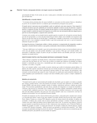 204 Parte Um: Tratando a desregulação alimentar e de imagem corporal com terapia EMDR
aproximando do limite. Se for assim, me avise e vamos parar e introduzir um recurso que acalmá-la e saber
que está tudo bem.”
Identificando o mundo interior
“A estrutura desta próxima fase do nosso trabalho se concentra em dois pontos básicos: identificar
as partes do seu mundo interior e as defesas que normalmente protegem essas partes.
O mundo interior representa sua personalidade e pode ser explicado como uma orquestra. Uma orquestra é
composta de músicos que são conduzidos por um maestro. Quando os músicos tocam em uníssono e seguem o
maestro, a orquestra soa bem. No entanto, quando um dos músicos se torna indisciplinado e se recusa a tocar
ou quer assumir o controle do maestro da orquestra ou escolhe tocar um instrumento diferente daquele para o
qual ele ou ela foi designado, a orquestra não soará bem..
A mesma coisa acontece em seu mundo interior quando aspectos ou partes de você querem executar funções
que não são apropriadas; as coisas não funcionam bem por dentro. Então, nosso trabalho será organizar cada
aspecto seu que não esteja em seu devido lugar. À medida que o trabalho se desenvolve, você encontrará cada
parte de você, e isso a ajudará a entender melhor o que está acontecendo com você e a sair do transtorno
alimentar do qual você sofre.”
Ao	longo	do	processo,	é	importante	validar	o	cliente,	promover	a	compreensão	da	compaixão	e	ajudar	a	
organizar	o	mundo	interior	caótico	e	suas	partes,	nomeando	e	descrevendo-as	detalhadamente.	
	
“Vejo que é difícil para você entender o que está acontecendo por dentro, já que você provavelmente sente um
certo caos que muitas vezes não permite identificar o que acontece. Para que você entenda melhor, vou
apresentar os diferentes estados ou partes em que seu mundo interior está dividido, para que você possa
organizar seu mundo interno.”
IDENTIFICANDO PARTES, NEUTRALIZANDO DEFESAS E ACESSANDO TRAUMA
“Para começar a organizar seu mundo interior, começaremos nomeando as partes e explicando que função e
crença que elas têm dentro de você. Essas são as partes ou estados que explicarei em detalhes em alguns
minutos: a menininha que nunca foi; a menininha que não conseguia crescer; o crítico patológico; o eu
rejeitado; o eu oculto; o eu gordo.
Para você entender melhor, esses estados ou partes internas que acabei de denominar geram defesas. As
defesas são todas aquelas experiências internas que nos tornam incapazes de continuar processando em um
determinado ponto no tempo. Essas experiências internas podem ser uma emoção, um pensamento, uma
sensação ou um movimento que surge do corpo. Cada parte ou estado gera sua(s) própria(s) defesa(s), que
vamos identificar para neutralizá-las e avançar com nosso trabalho, pouco a pouco e sempre confiando no
processo.”
Metáfora de alcachofra
“O mundo interior pode ser representado pela metáfora da alcachofra, que nos ajuda a ver todas as camadas
que cobrem o mundo interior, como uma maneira de proteger sua parte mais vulnerável. Ao trabalhar com
terapia EMDR, cada uma dessas camadas contém os traumas, experiências adversas e defesas que podem
surgir. Processaremos gradualmente cada uma dessas camadas até chegarmos ao coração da alcachofra e
consertar o que precisa ser consertado. Isso é sempre feito com muito cuidado, respeitando o mundo interior
e, acima de tudo, confiando no processo. Uma vez que começamos a trabalhar com partes, você verá que cada
uma tem uma defesa específica, mas para que você possa entender como isso se desenvolve com base na
metáfora da alcachofra, isso será explicado em maior detalhe.
O modelo de tratamento em TAs é desenvolvido de fora para dentro, começando pelas camadas mais externas
e se movendo para dentro. Cada vez que uma camada é acessada, abrimos um processo que segue o padrão:
Parte, Defesa, Trauma ou o sistema PDT. Quando as partes do sistema interno são ativadas, as defesas são
acionadas. As defesas são o modo como as partes aprenderam a proteger o sistema. O medo de entrar em
contato com o que é difícil de lembrar ativa as defesas para evitar a dor. Ao suavizar essas defesas, é possível
acessar traumas ou experiências adversas de vida e reprocessar essas memórias com o Protocolo Padrão de
EMDR. Por exemplo, se a parte “a criança que nunca foi” for ativada e a defesa do controle aparecer, usando
o sistema PDT, faremos a pergunta: “Onde essa parte sua aprendeu a controlar dessa maneira?” Ou “Onde
essa parte sua aprendeu a protegê-la através do controle?” Esta questão nos dará acesso às memórias que são
mantidas pela parte, que poderão ser processadas em seguida.”
 