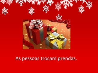 As pessoas trocam prendas.
 